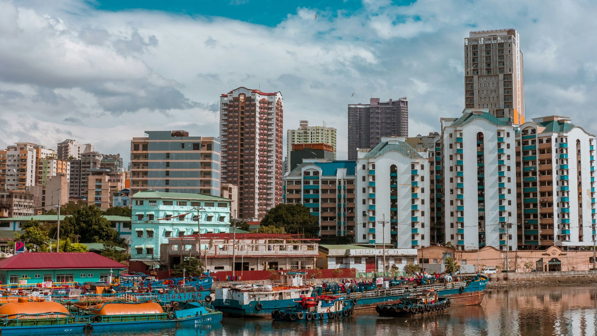 cityscape photography of buildings and boats