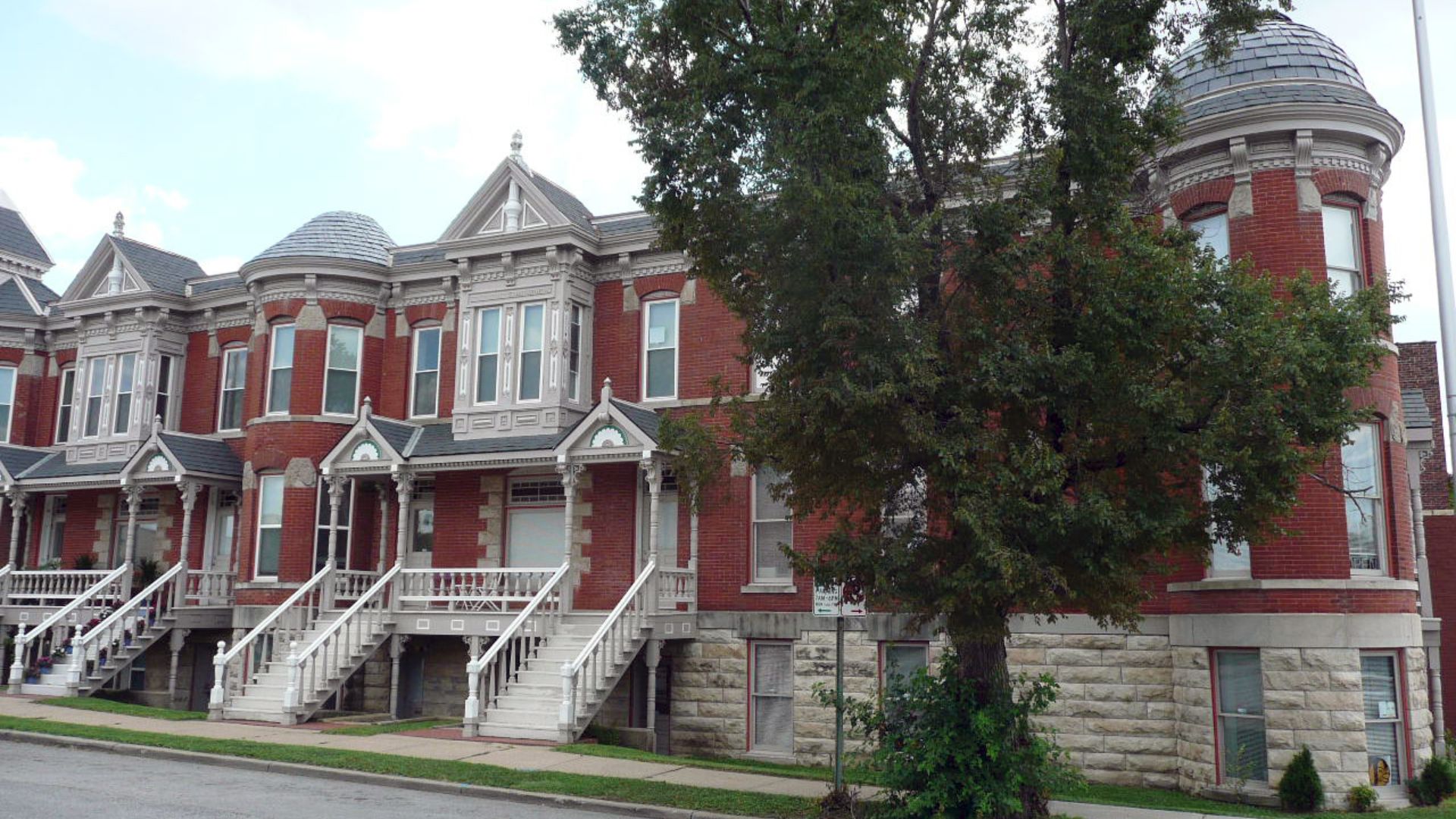 File:34th Street Queen Anne Row Houses, Kansas City, Missouri.jpg