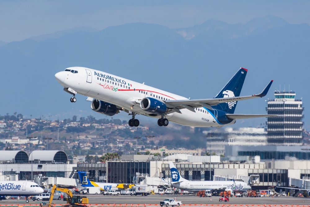AeroMexico Boeing 737 departing