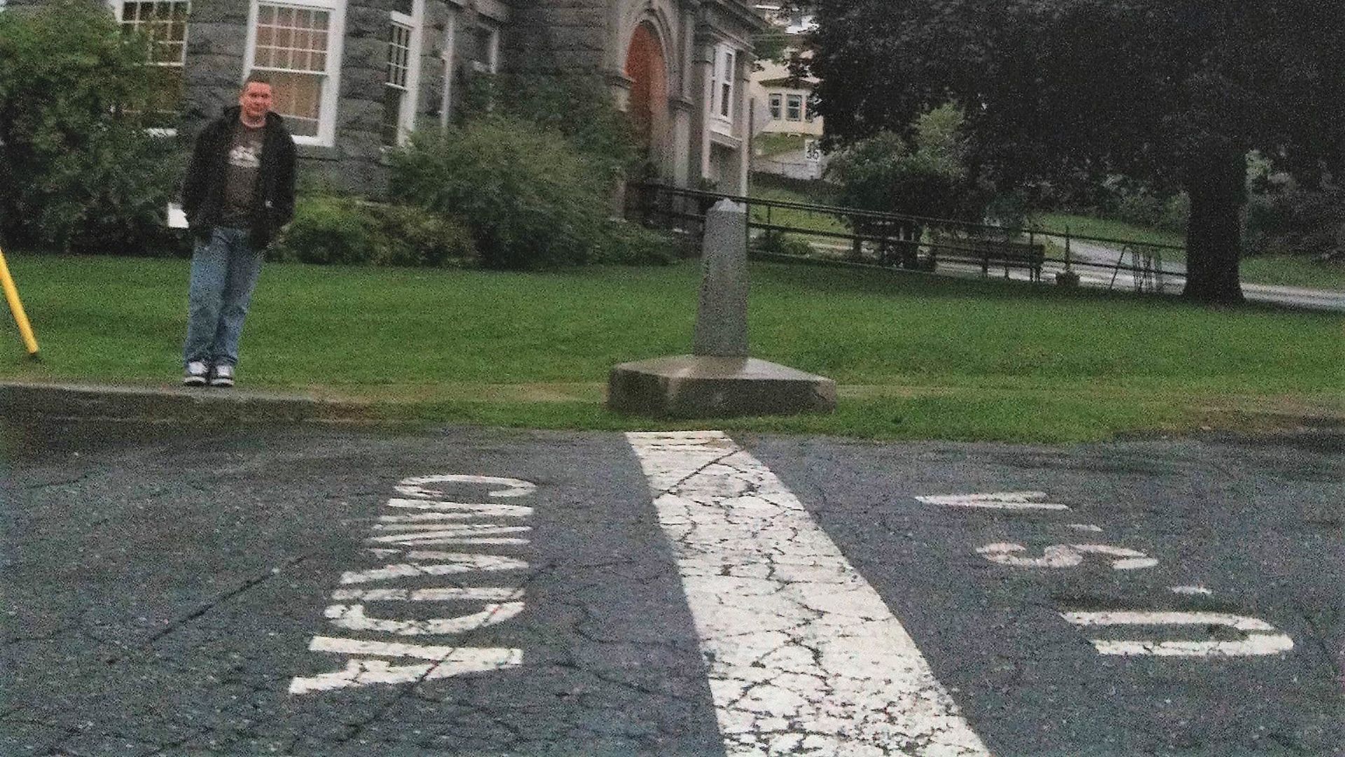 File:Haskell Free Library On US-Canadian Border.JPG
