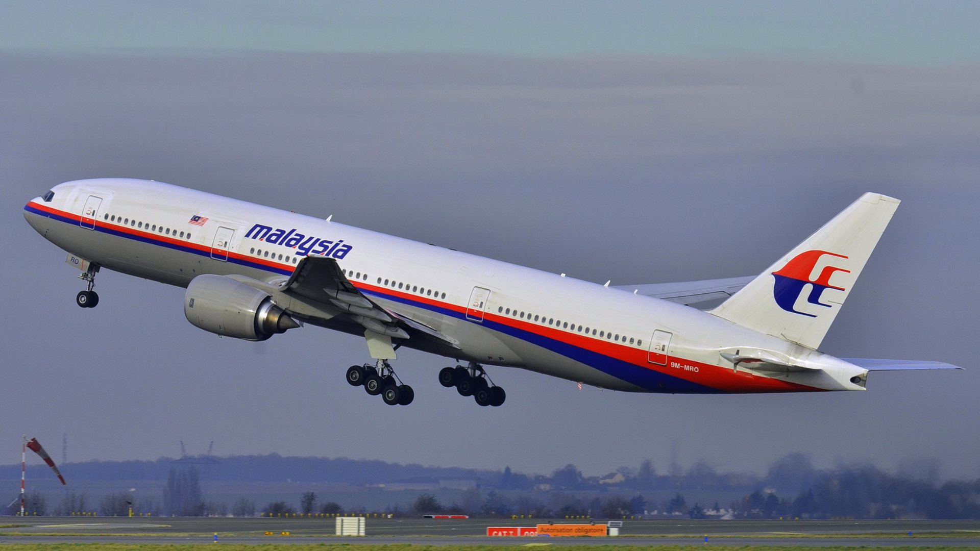 File:Boeing 777-200ER Malaysia AL (MAS) 9M-MRO - color.jpg