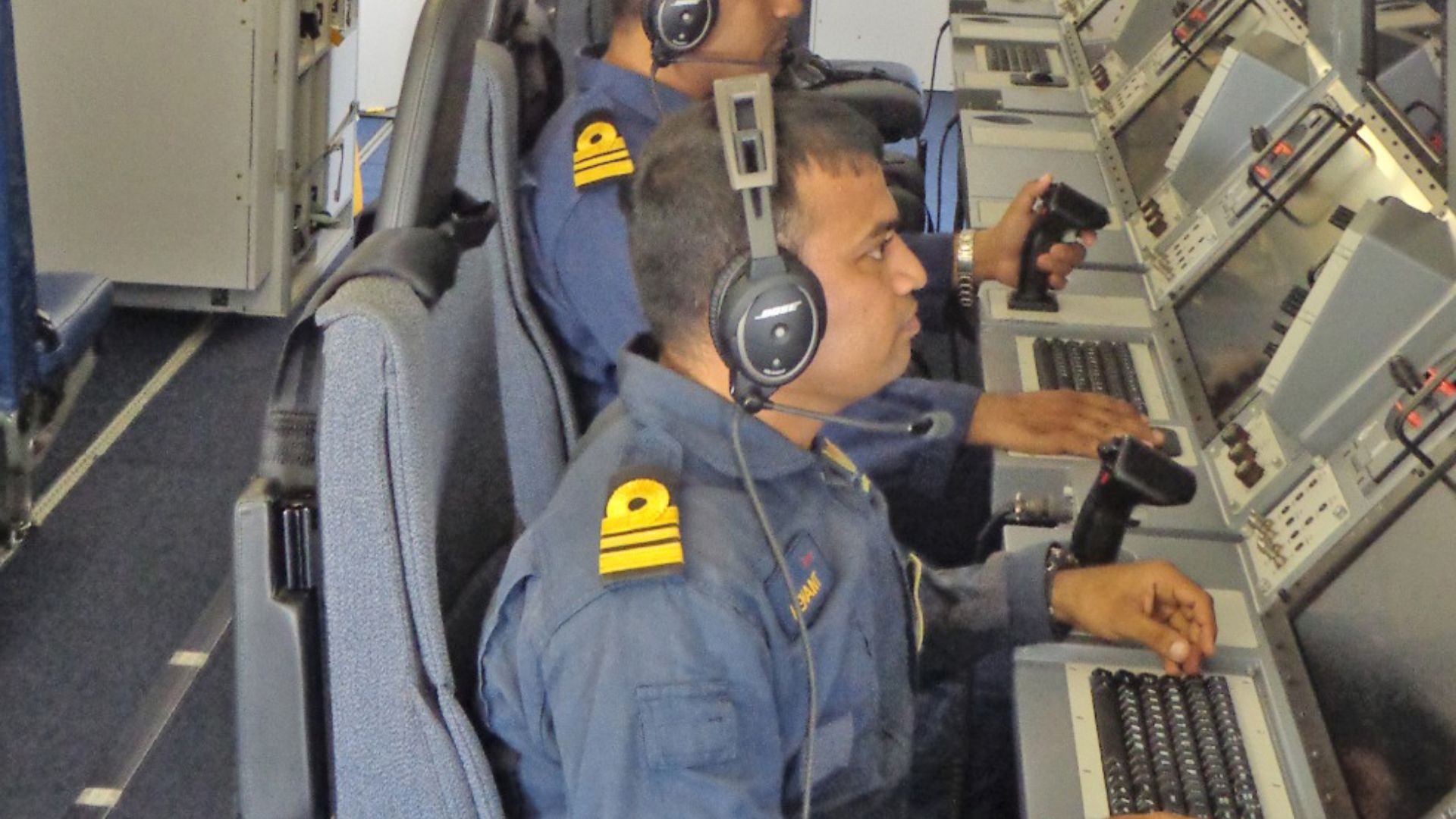 File:Operators on Indian Navy's Boeing P-8I search for Malaysia Airlines Flight 370.JPG