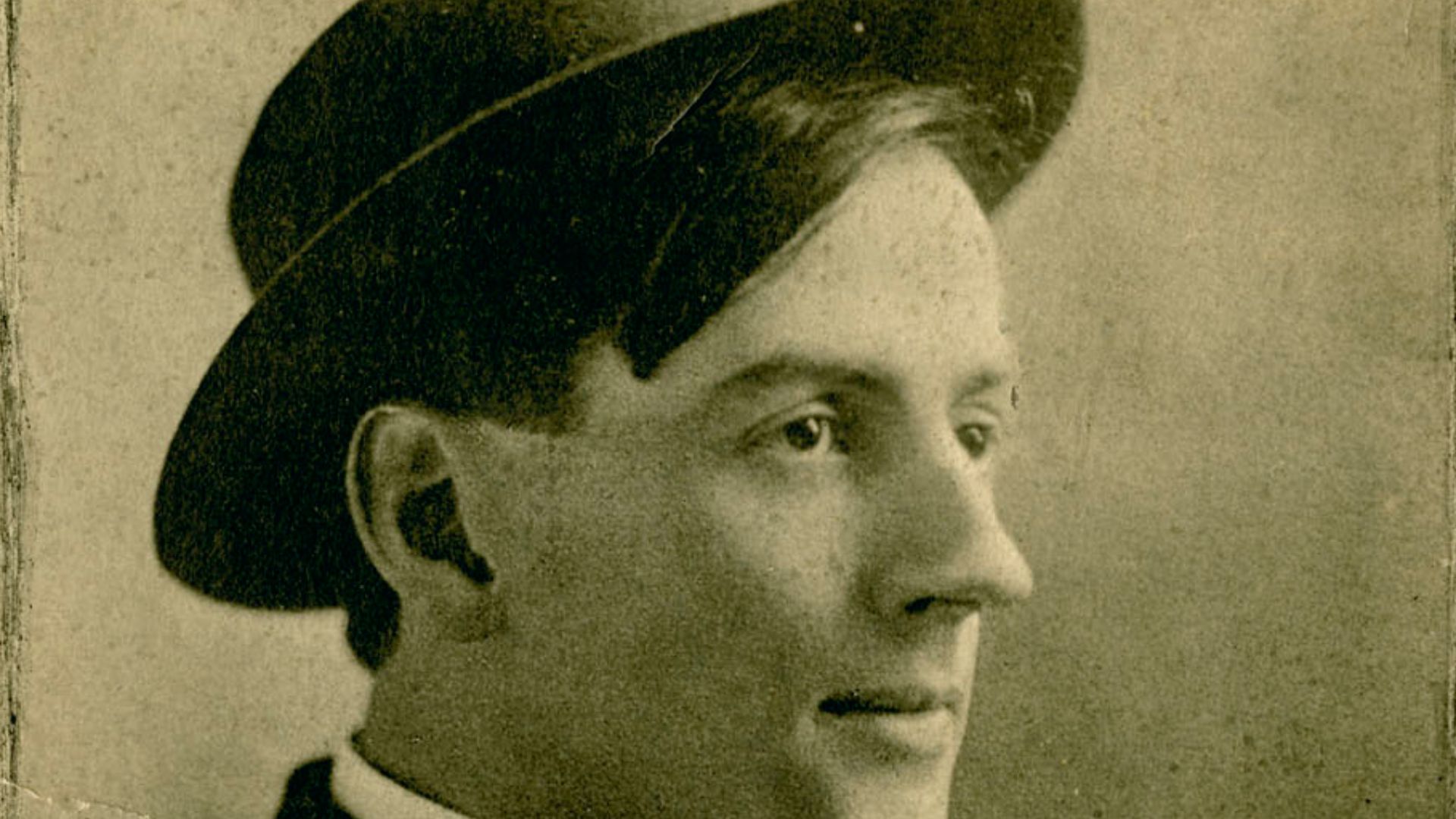 File:Profile of the painter Tom Thomson wearing a hat.jpg