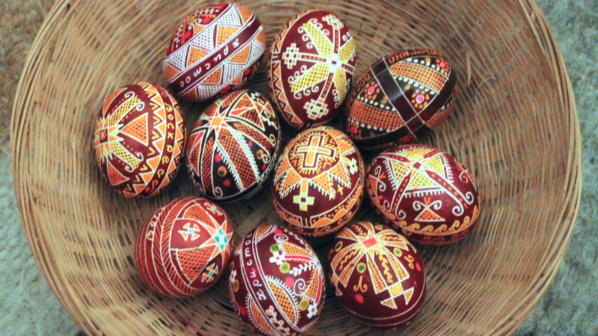 File:A basket full of Hutsul pysanky.JPG