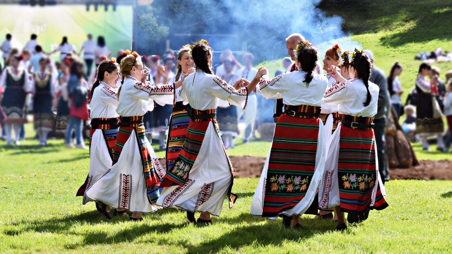 File:Bulgarians dancing Horo in folk costumes.jpg