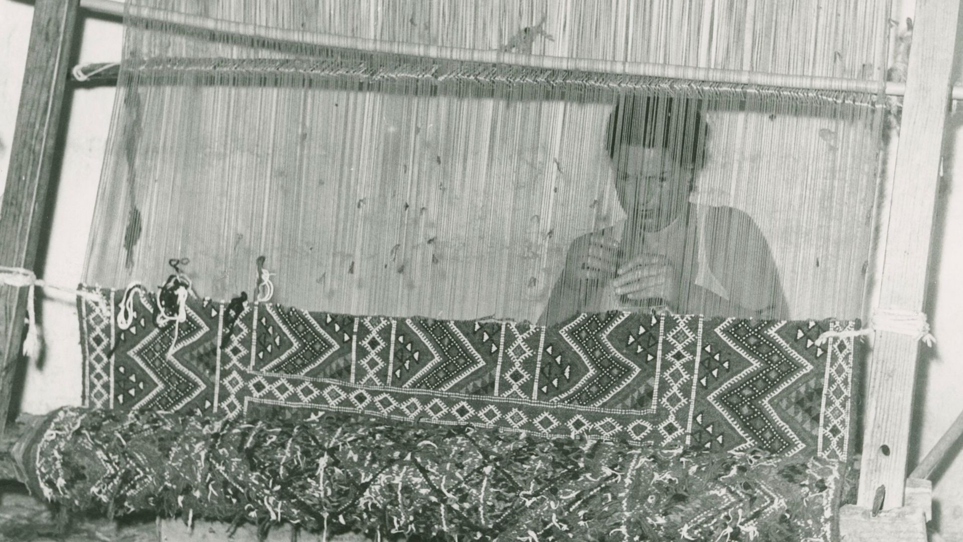 File:Photo A woman weaving a carpet using a handloom 1961 - Touring Club Italiano BBW 231.jpg