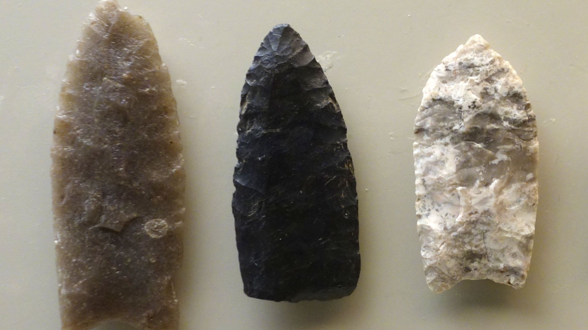 File:Spear tips (fluted), Late Paleo Early Archaic Indians, 8000-6000 BC, stone - Wisconsin Historical Museum - DSC03426.JPG