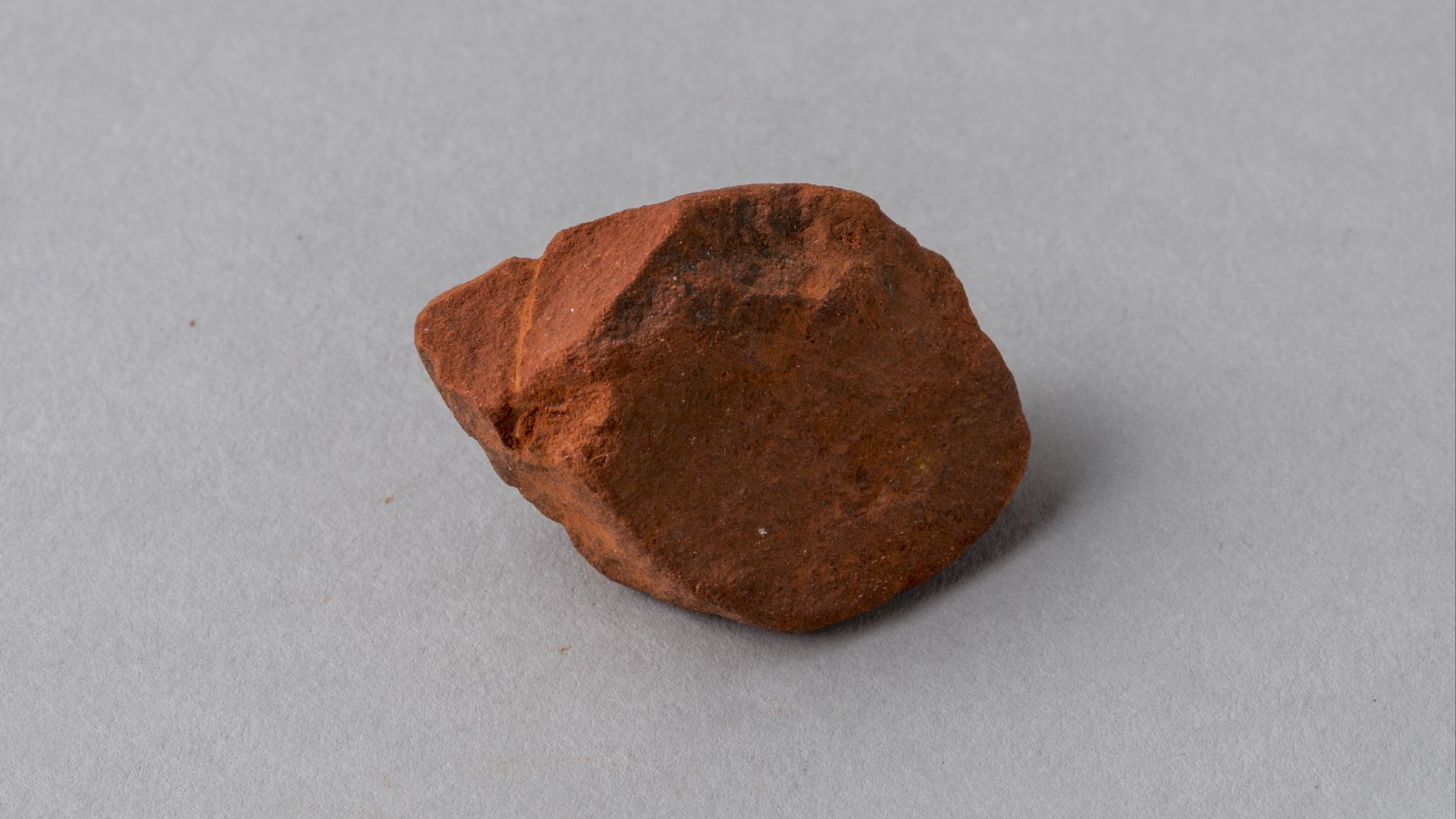 File:Fragment of red pigment Ochre - Museo Egizio, Turin S 9927 p02.jpg