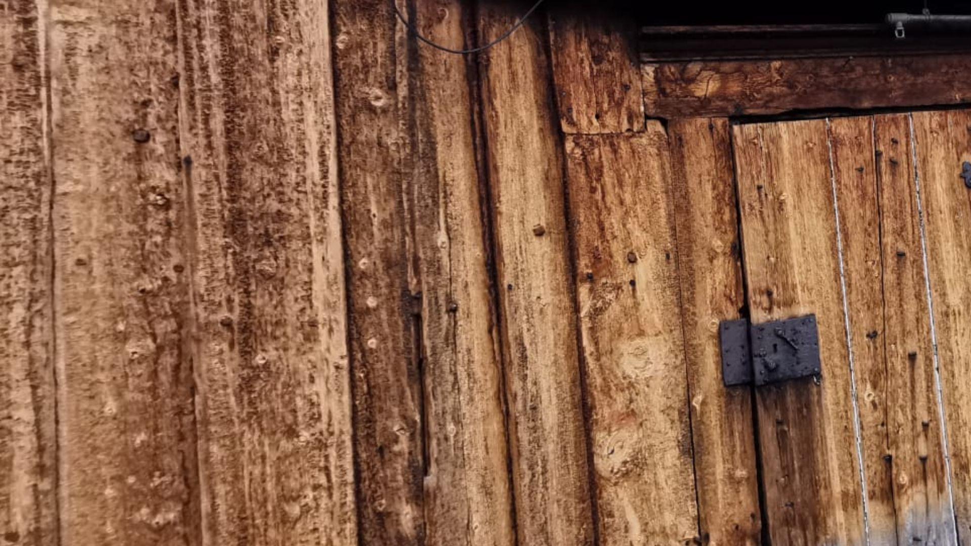 File:Wooden house finished with pine tar in Norway.jpg