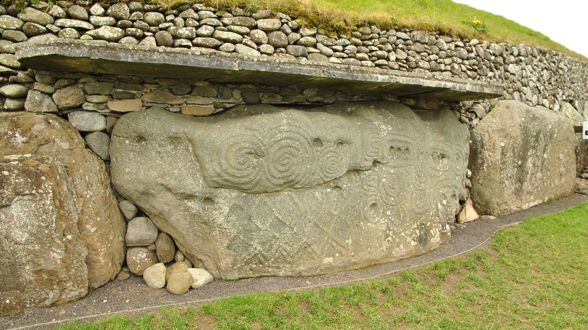 File:Newgrange Stone Age Passage Tomb - Boyne Valley, Ireland (6961303714).jpg