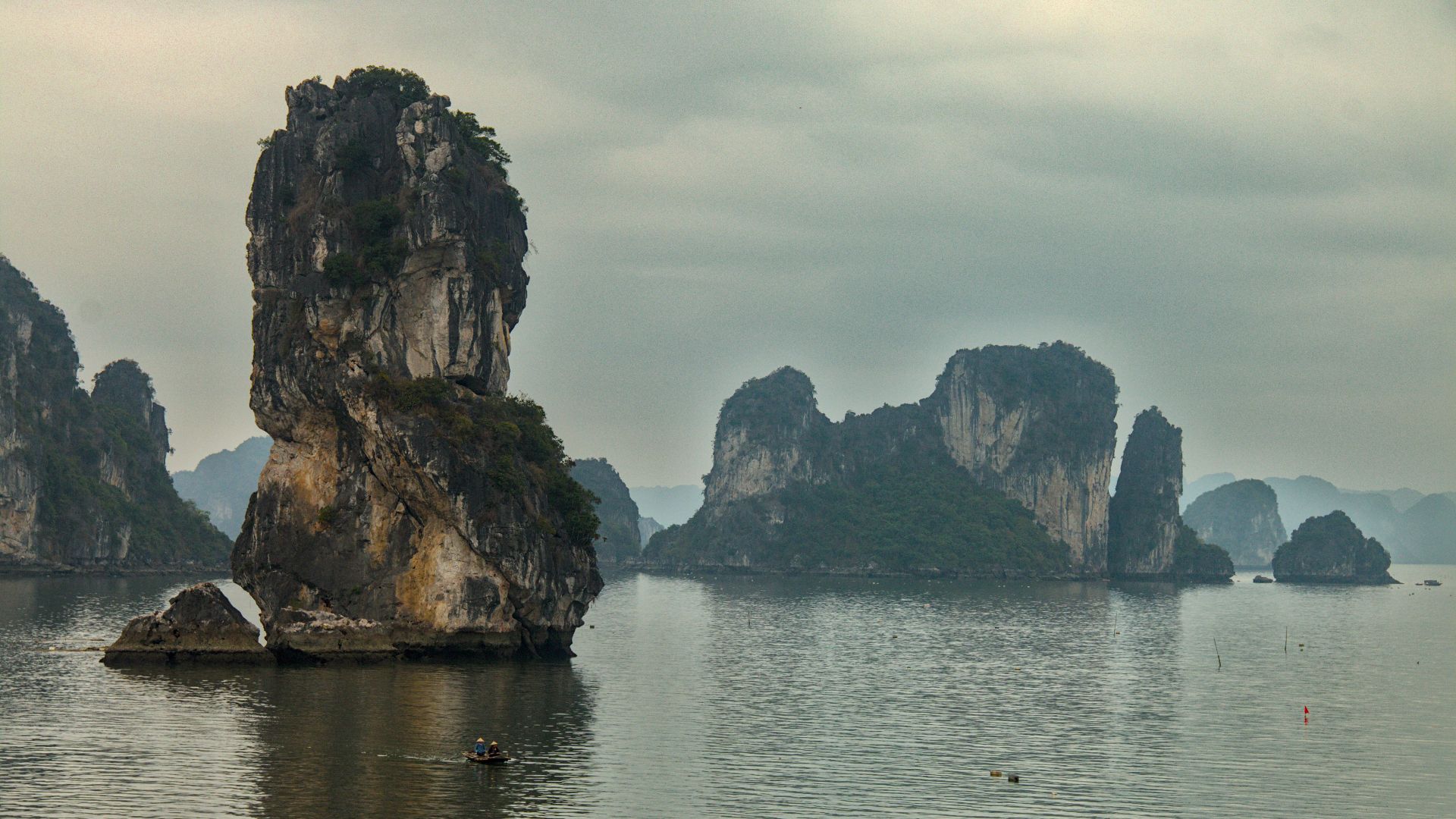 File:Bái Tử Long Bay - 09.jpg