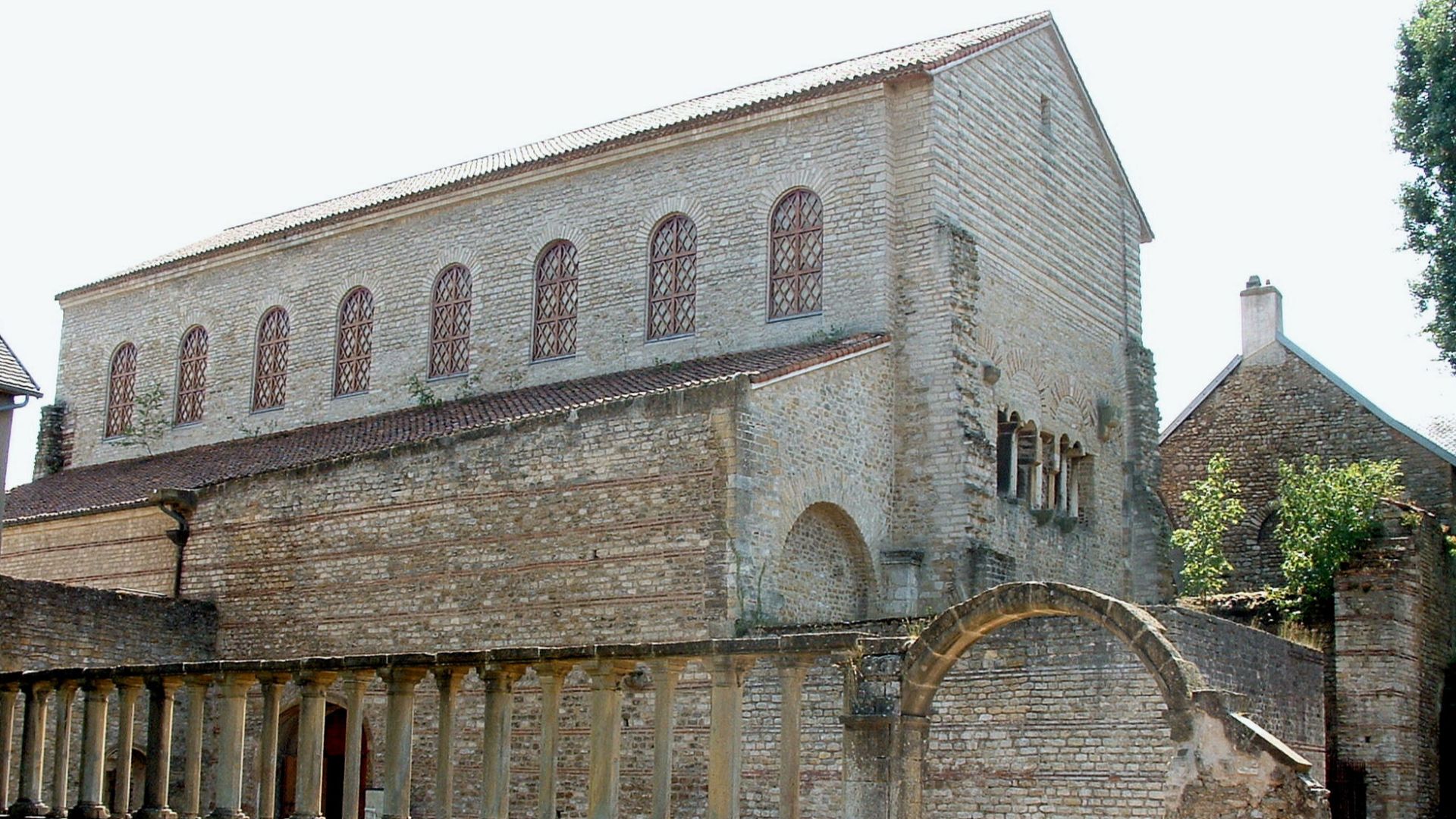 File:Metz - Eglise Saint-Pierre-aux-Nonnais - Vue du côté Est.jpg