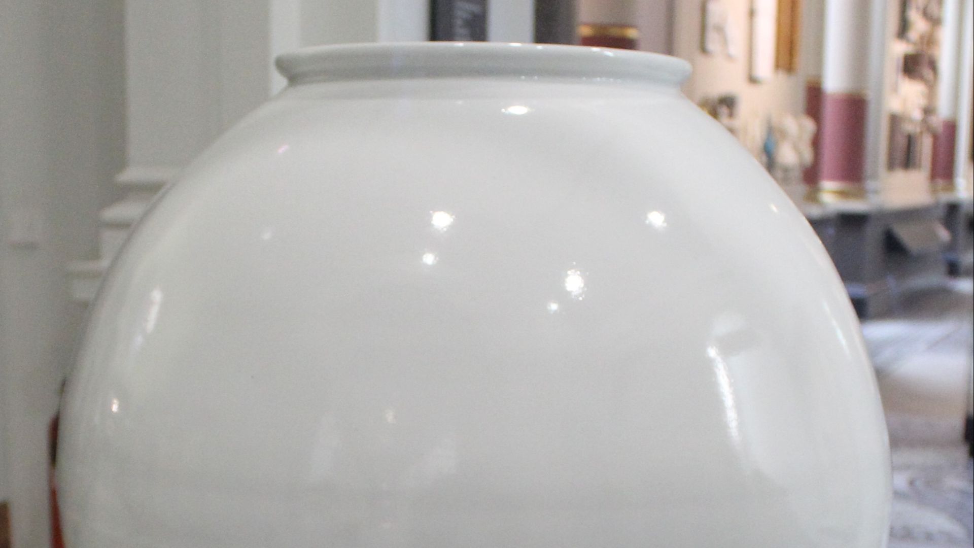 File:Moon Jar by Park Young Sook, V&A London.jpg