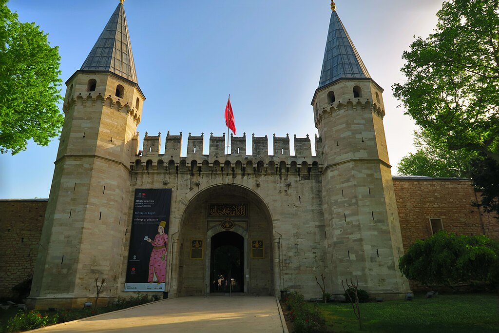 The Gate of Salutation entrance to the Second courtyard of Topkapı Palace.