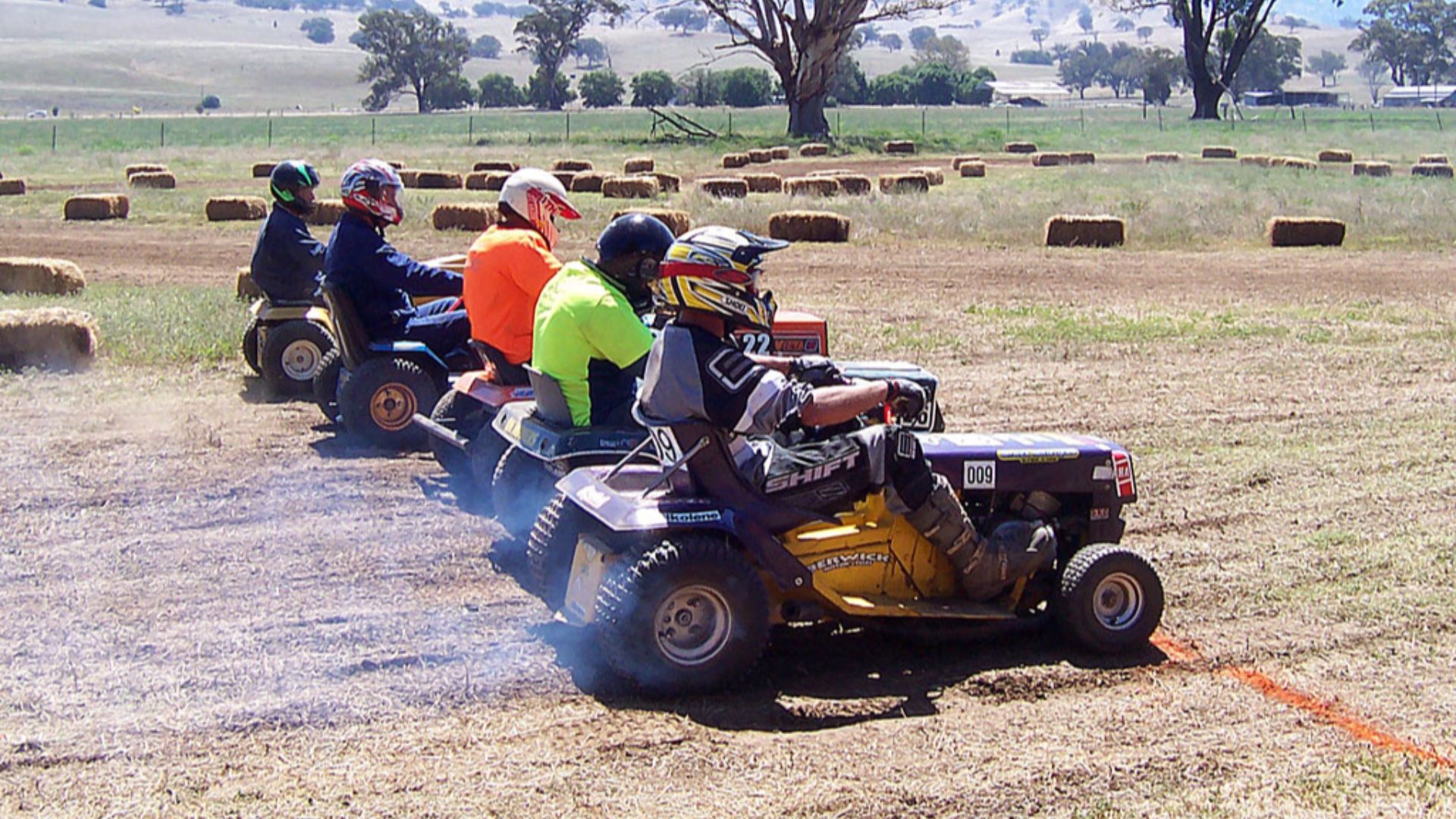 File:Lawnmower races starting03.jpg