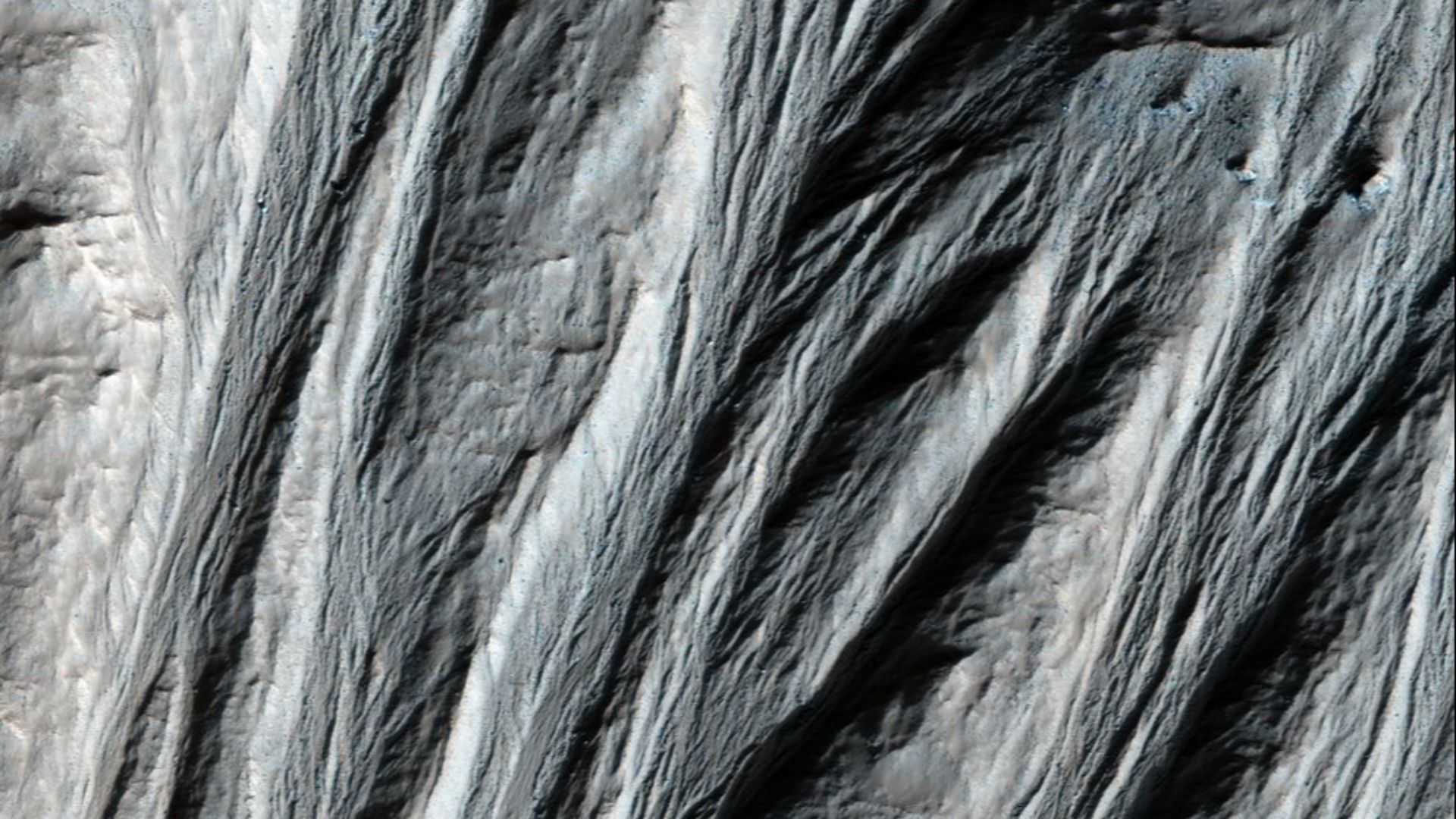 File:Gullies in the southern highlands of Mars.jpg