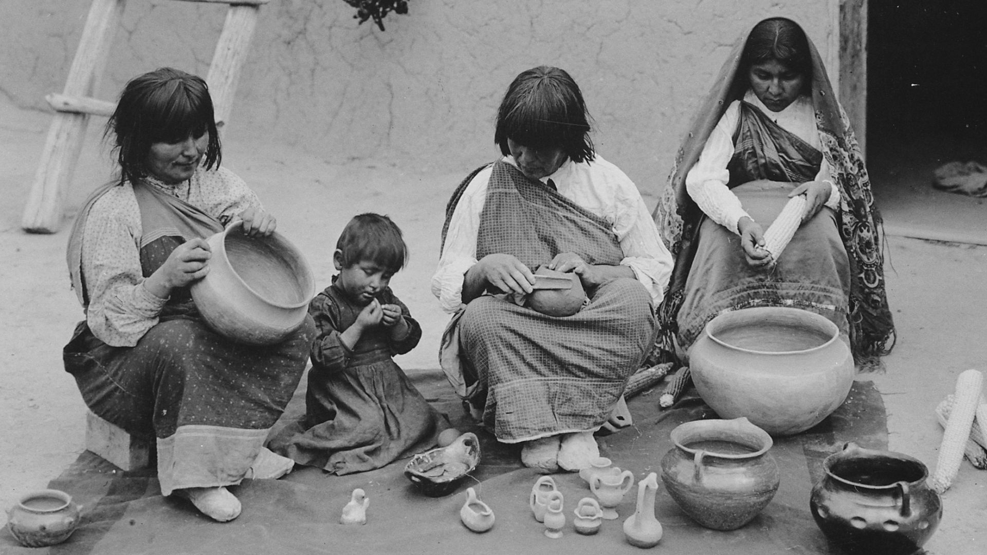File:Indians of Santa Clara Pueblo, New Mexico, making pottery, 1916 - NARA - 519165.jpg