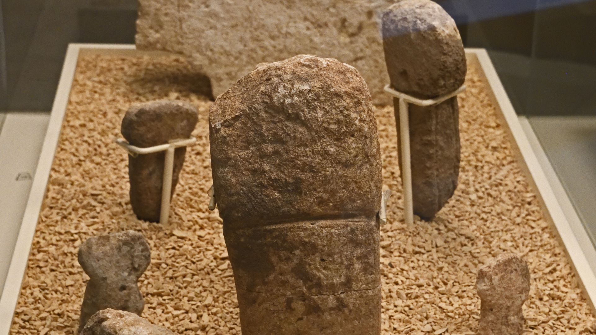 File:Urfa museum Mini T shaped pillar 4752.jpg