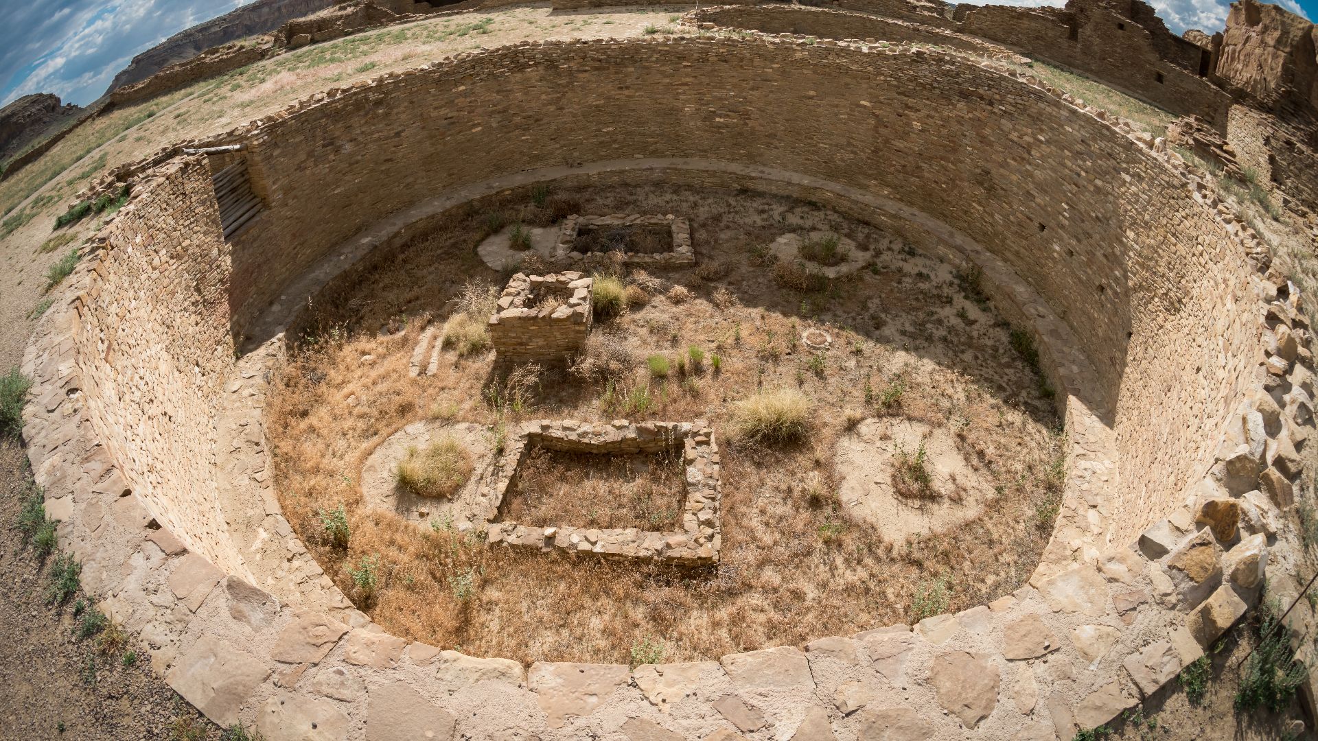 File:Pueblo Bonito great kiva wide angle - Flickr - Vironevaeh.jpg