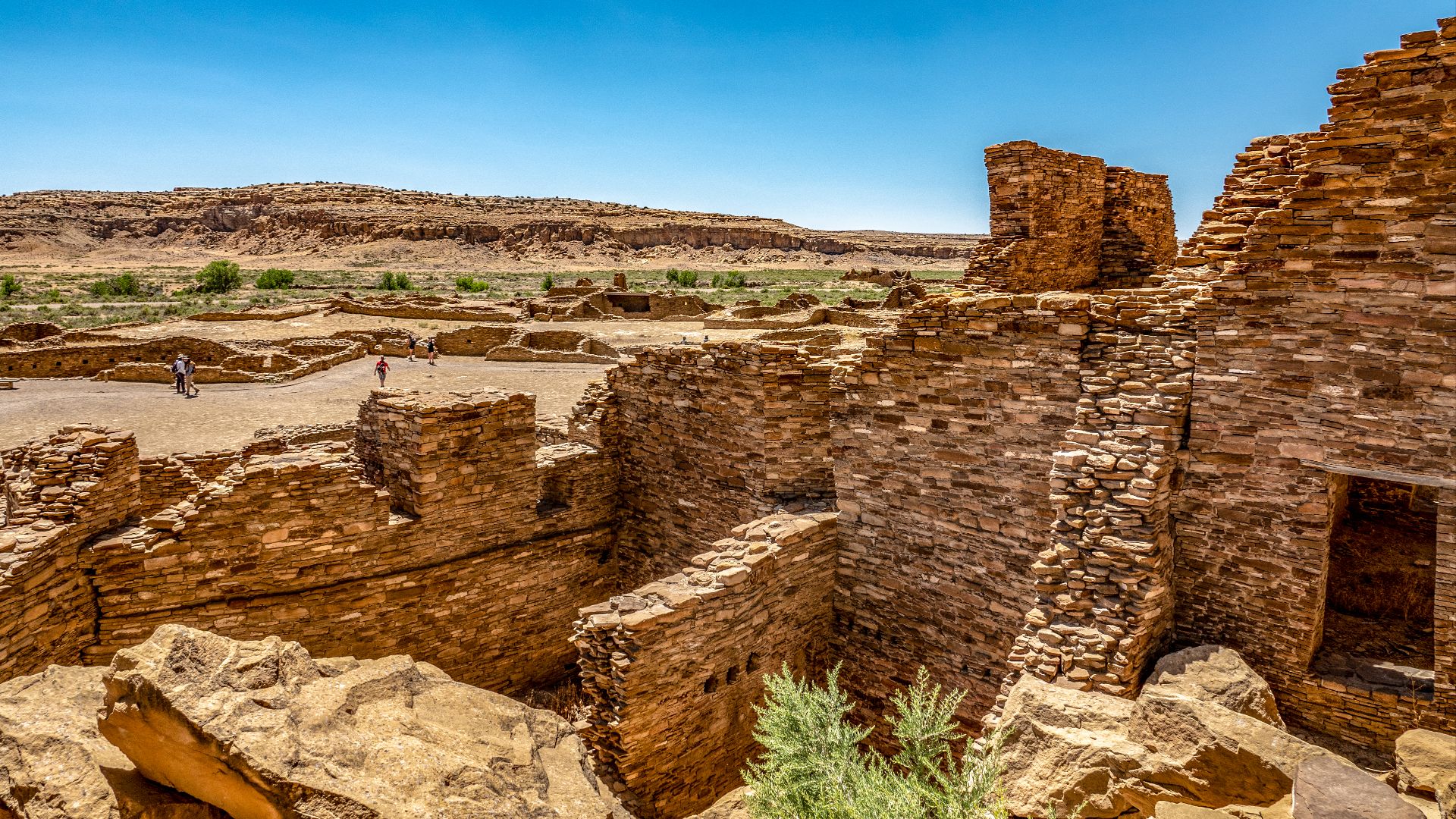 File:Pueblo Bonito Great House View with kivas and outdoor areas.jpg