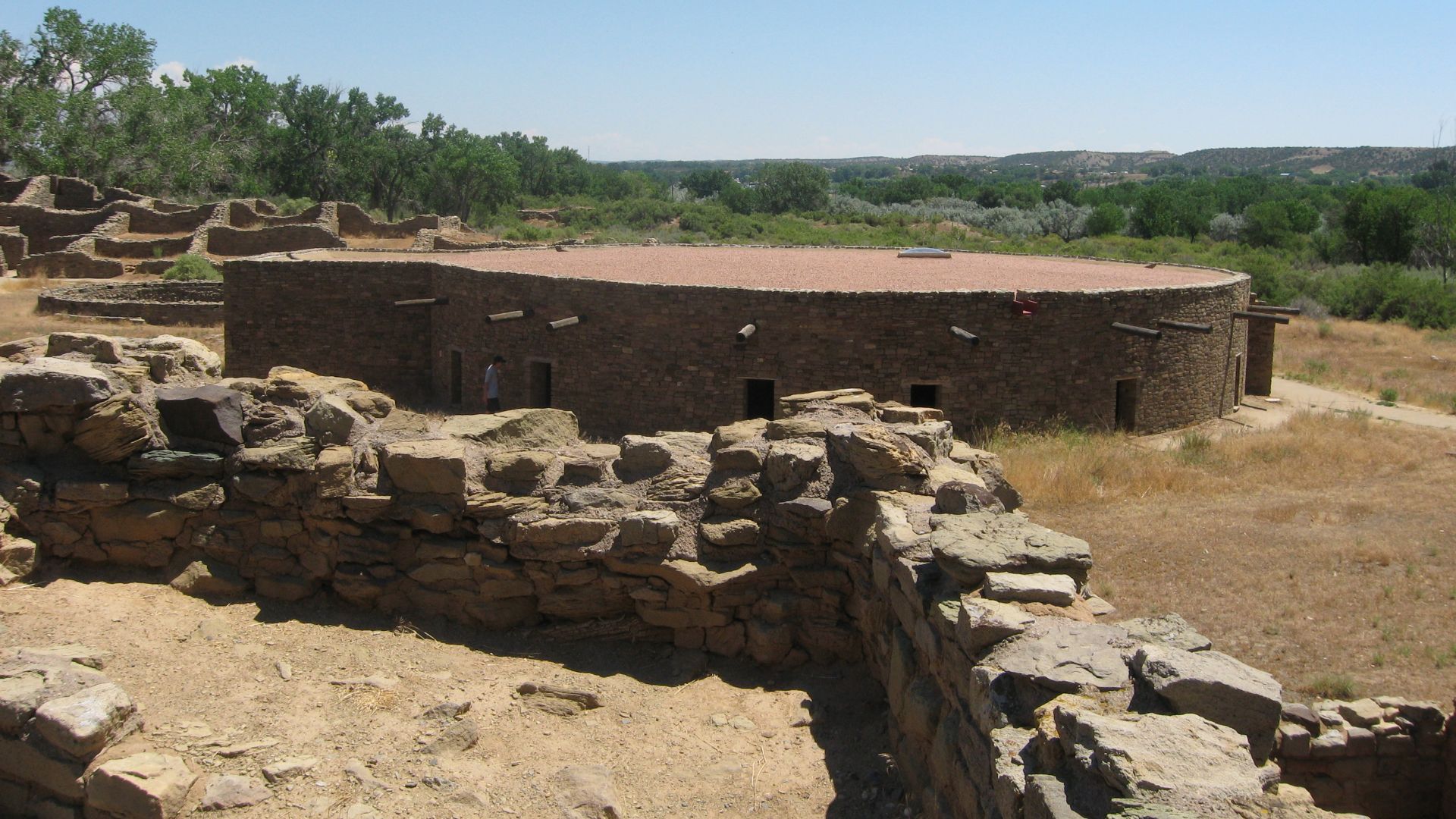 File:Grand kiva at Aztek.JPG