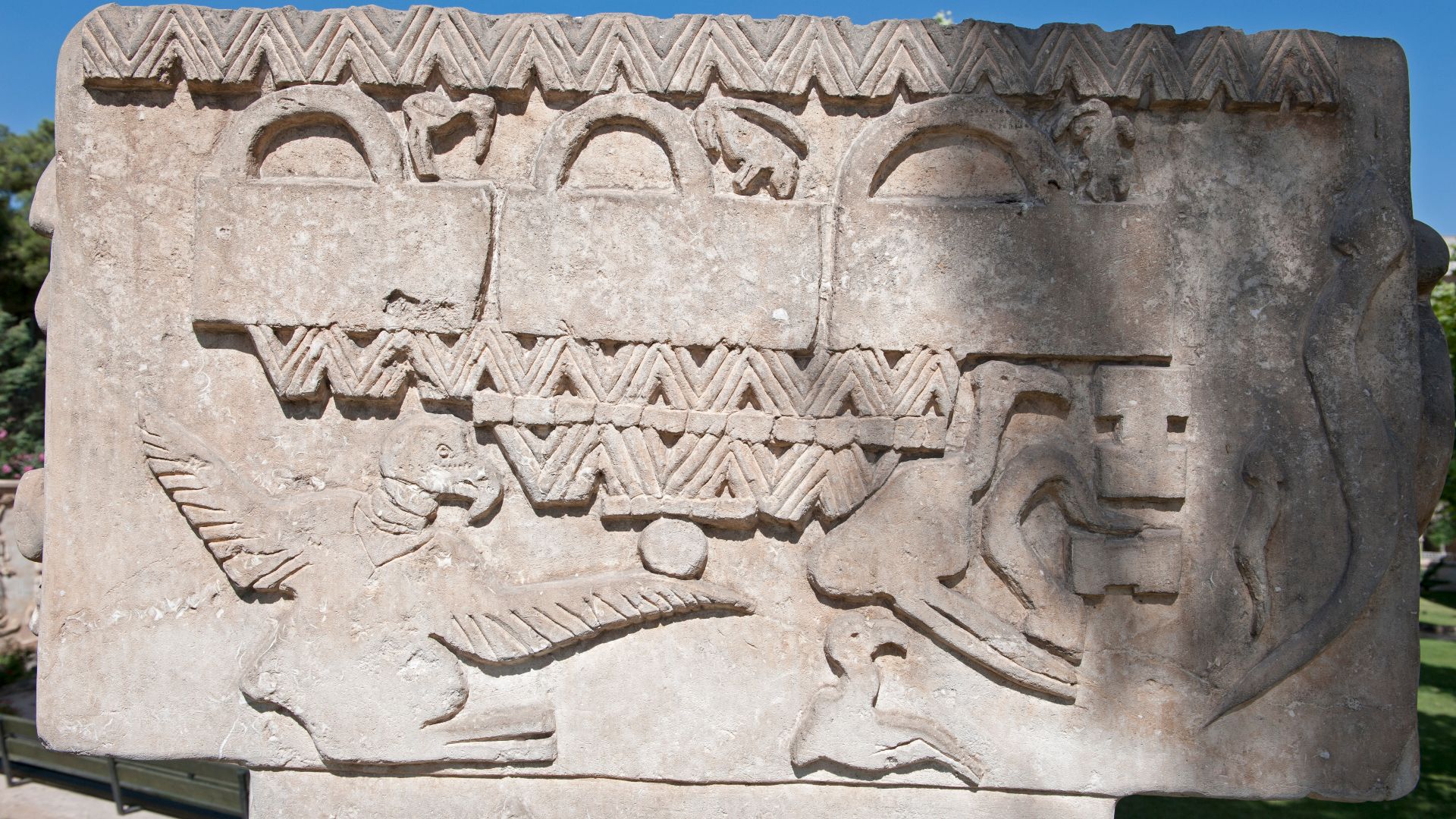 File:Şanlıurfa Provincial Directorate of Culture and Tourism Göbekli Tepe replica 9141.jpg