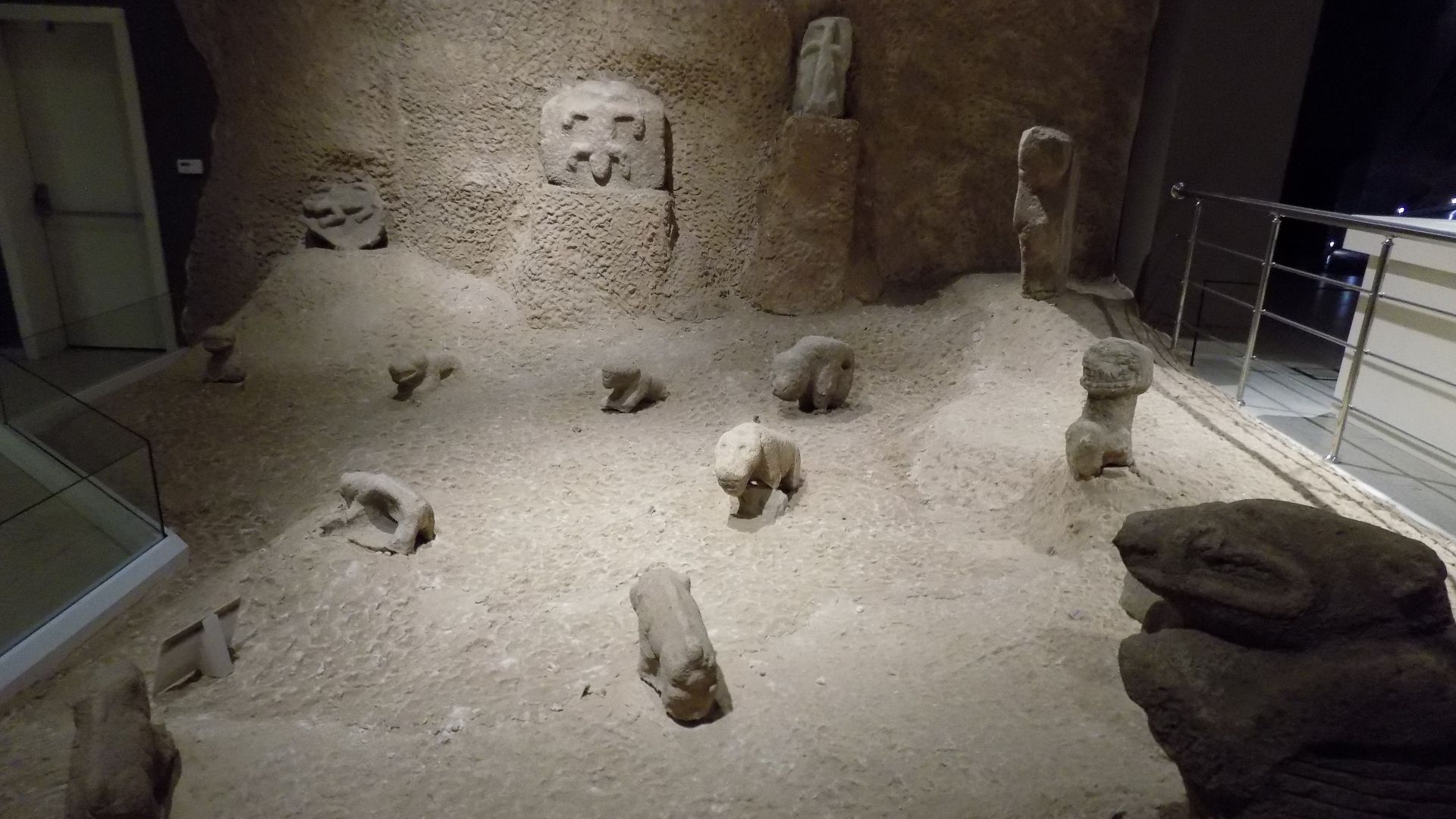 File:Şanlıurfa Müzesi Neotilik Çağ Salonu (6).jpg