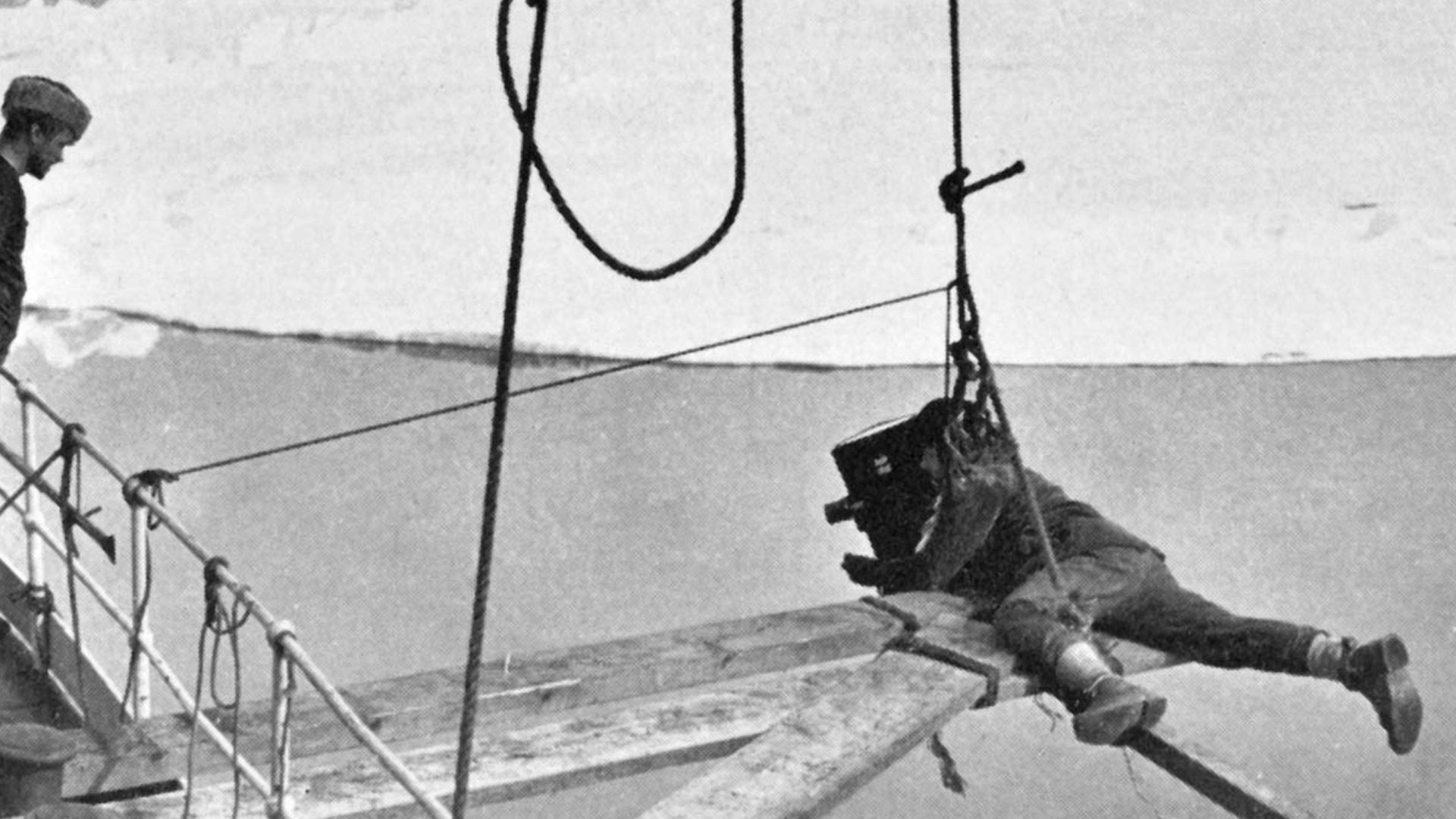 File:Ponting Cinematographs the Bow of the Terra Nova.jpg