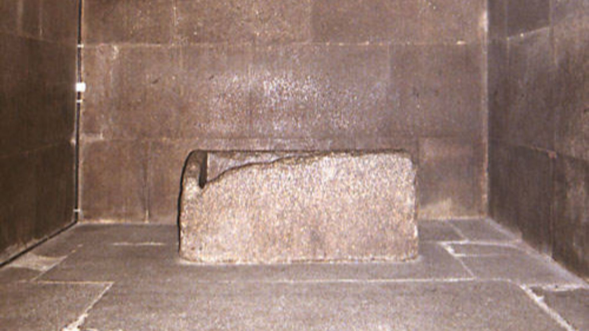 File:Chambre-roi-grande-pyramide.jpg