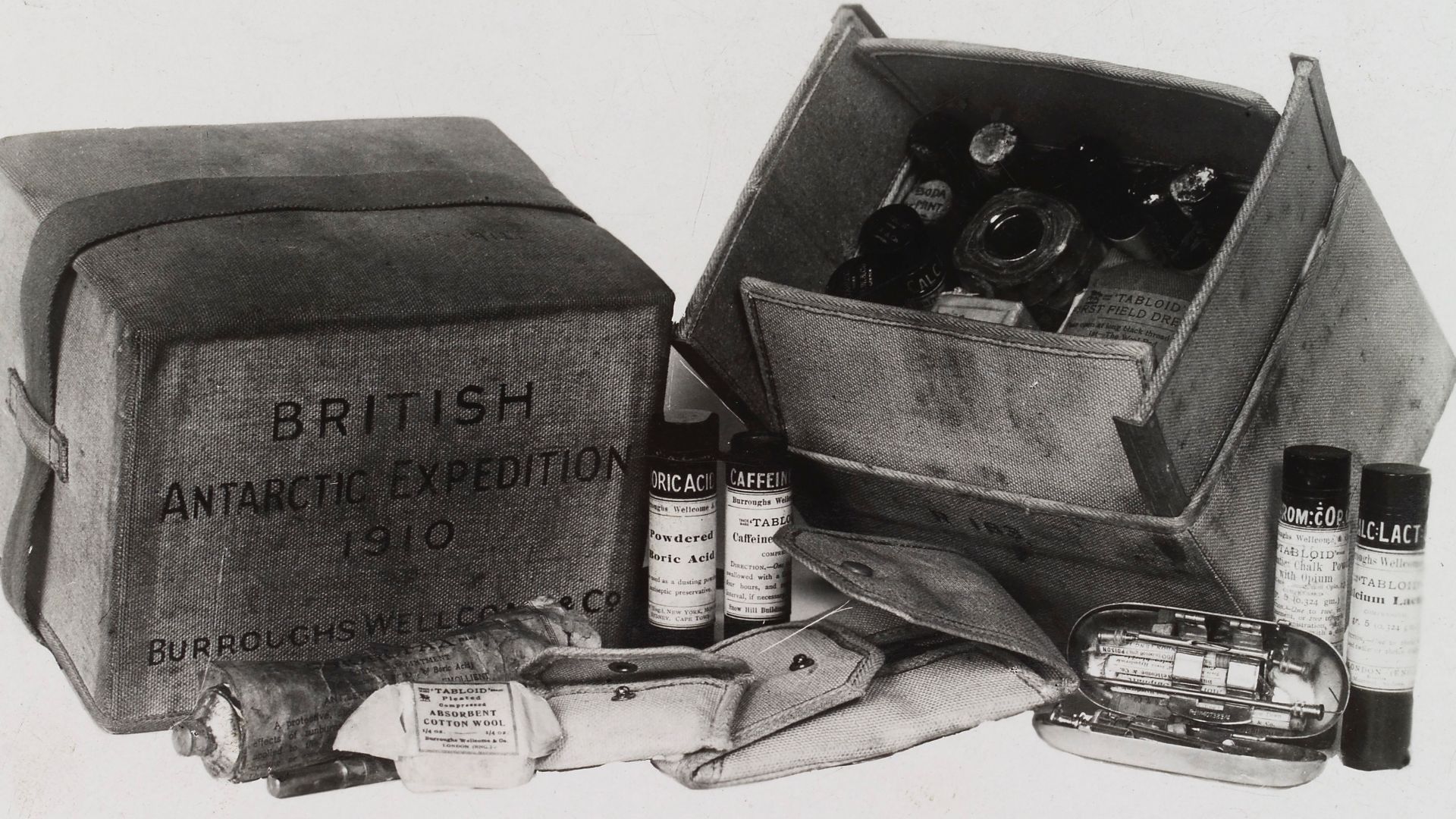 File:Tabloid medicine chest from Scott Polar Expedition Wellcome L0037299.jpg