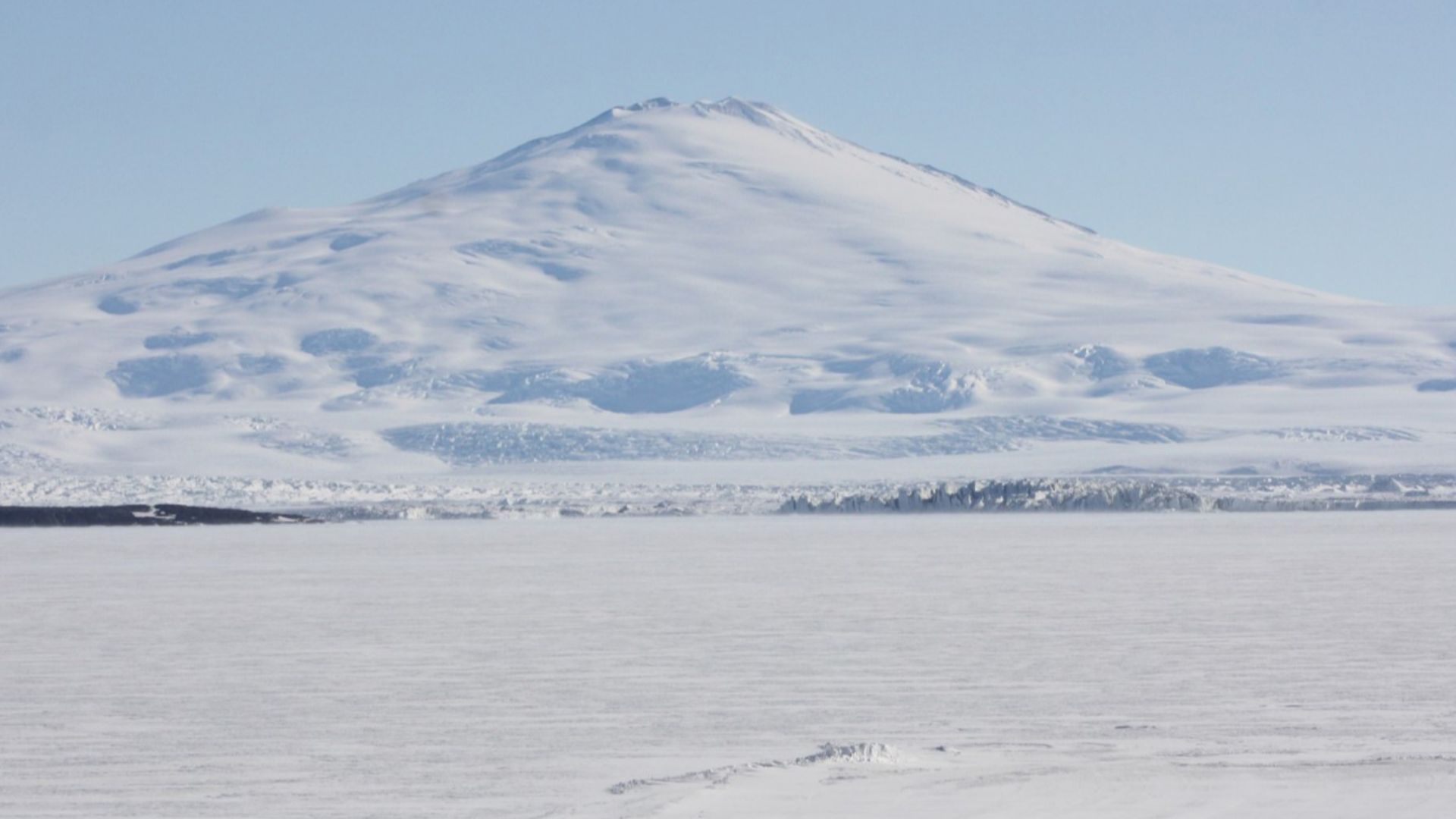 File:Beeindruckend erhebt sich der ebenförmige, vollkommen vergletscherte und 2732 Meter hohe Mount Melbourne jenseits der Terra Nova-Bucht (24836745852).jpg