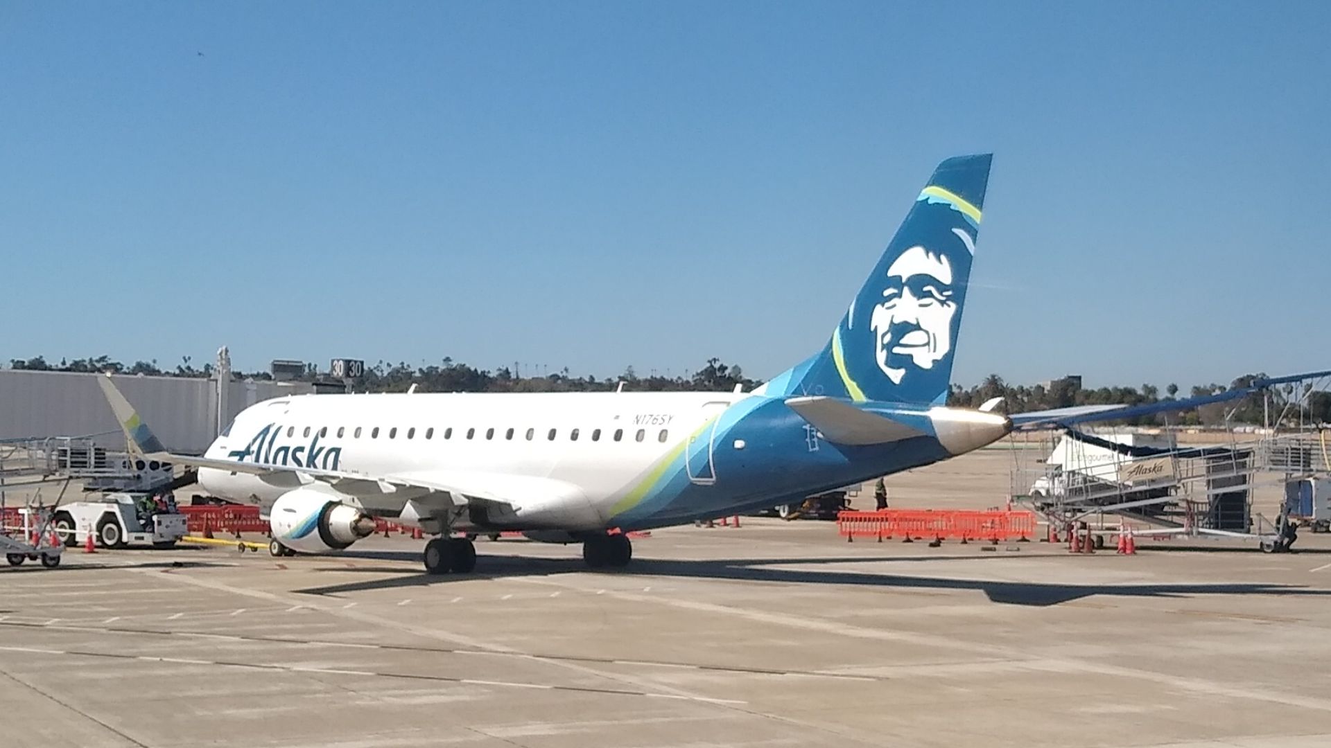 File:N176SY SkyWest Airlines for Alaska Airlines at SAN.jpg