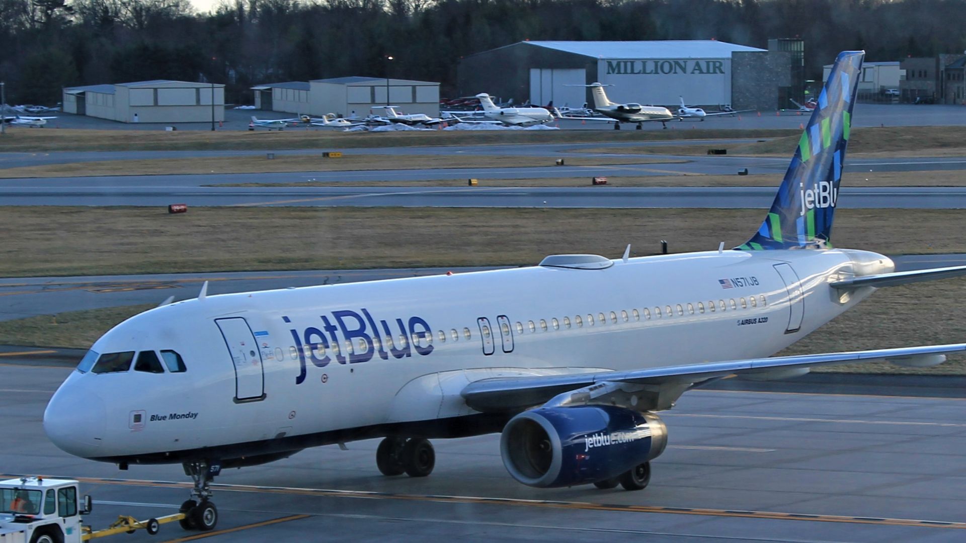 File:JetBlue A320 (N571JB) at Westchester Airport 04.jpg