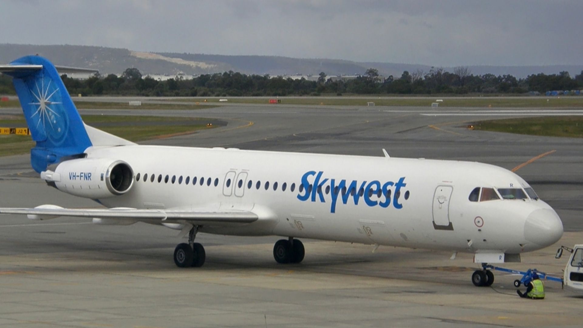 File:Skywest Airlines Fokker 100 PER Koch-1.jpg
