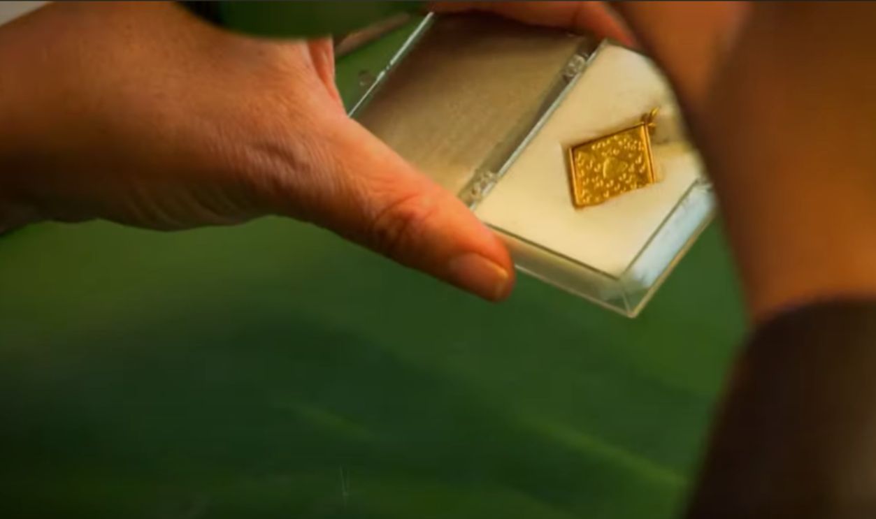 Hockley pendant in a box