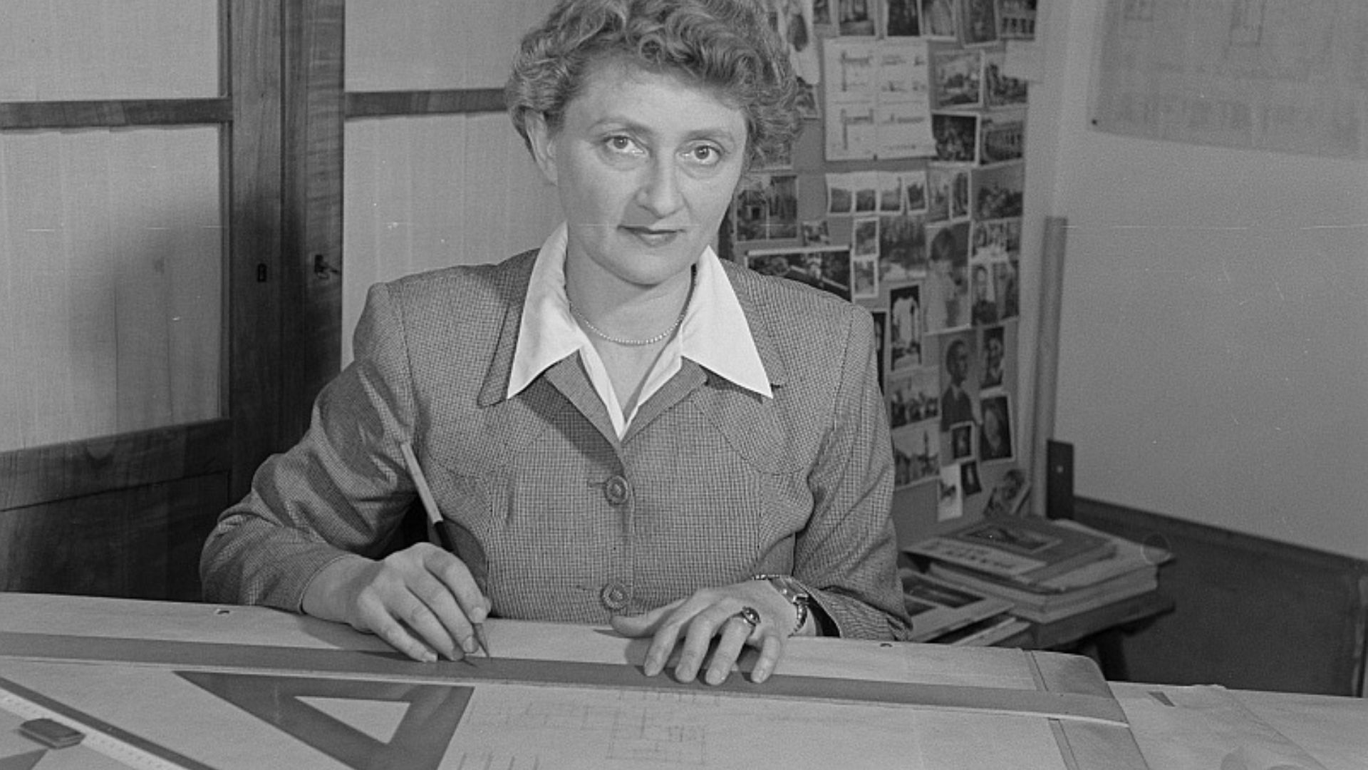 File:Fotothek df roe-neg 0006272 020 Porträt einer Architektin beim Erstellen einer K.jpg