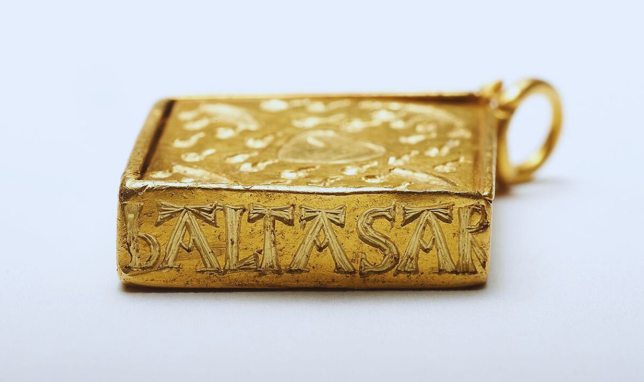  Side view of the Hockley pendant