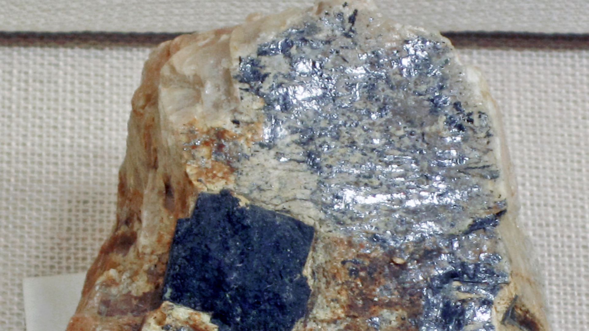 File:Uraninite in pegmatite (Ingelsbo Pegmatite; Ingelsbo, Sweden) 1 (26901187545).jpg