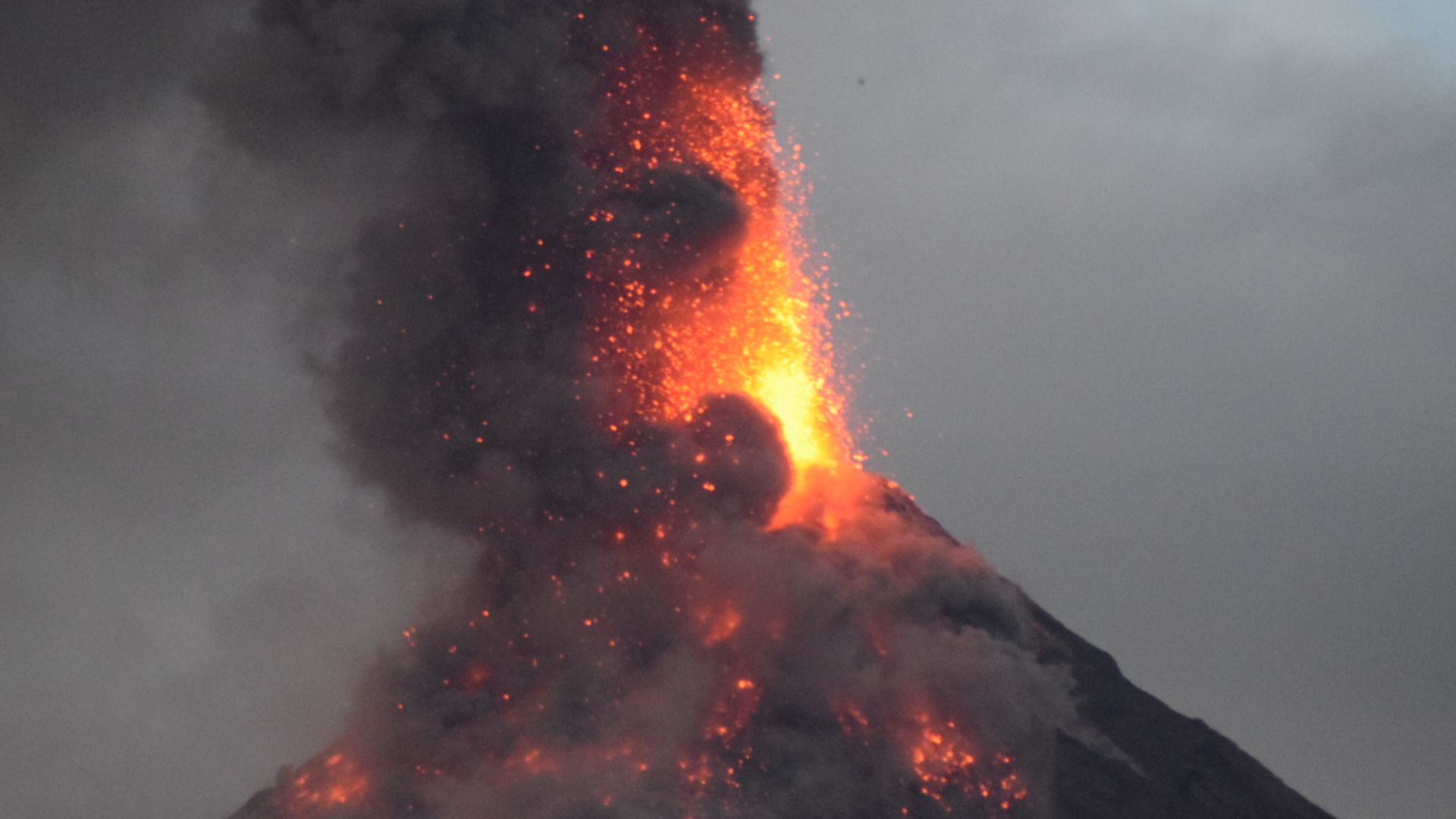 File:Mayon Volcano Eruption 4.jpg