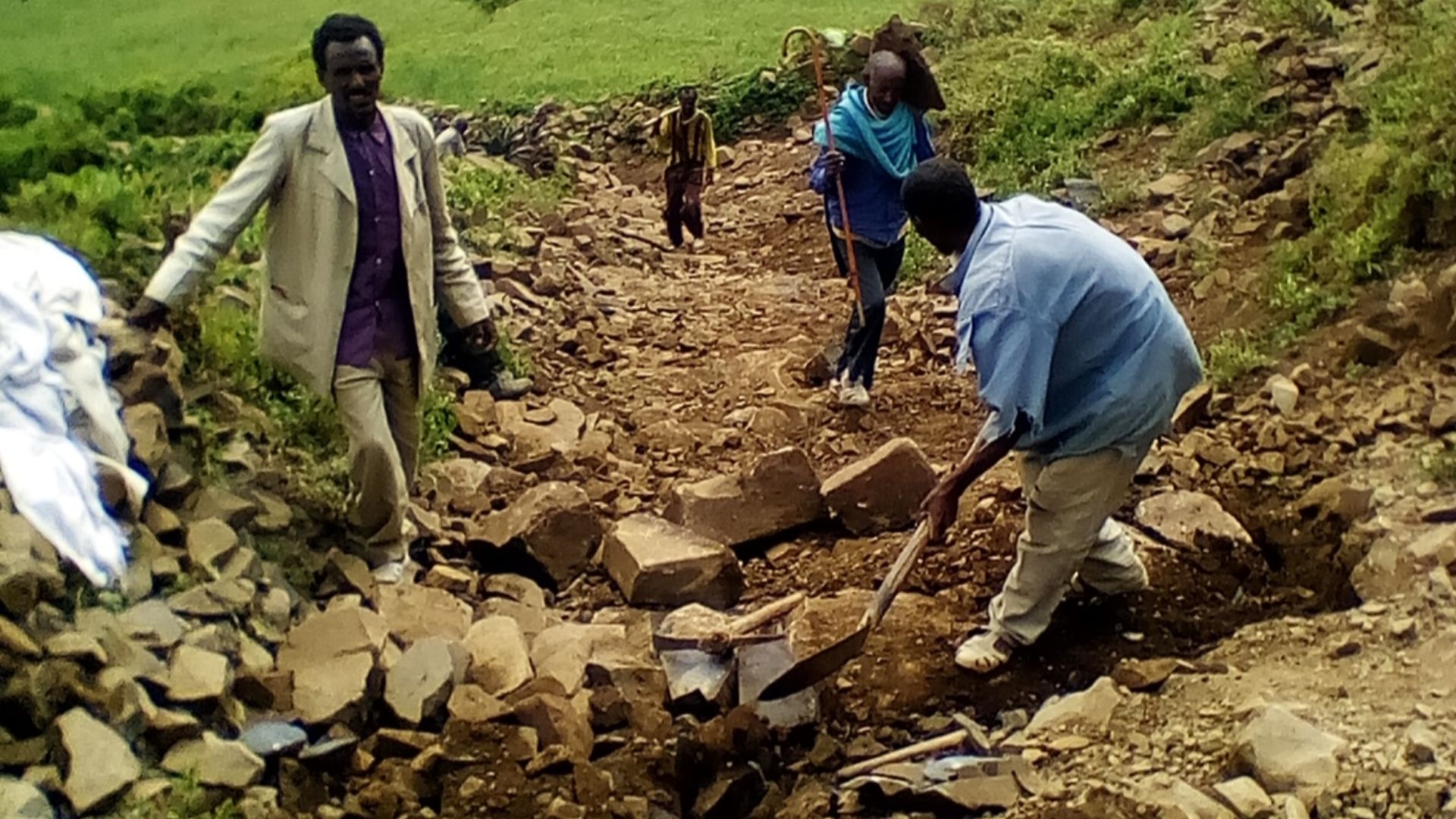 File:Footpath maintenance in Khunale.jpg