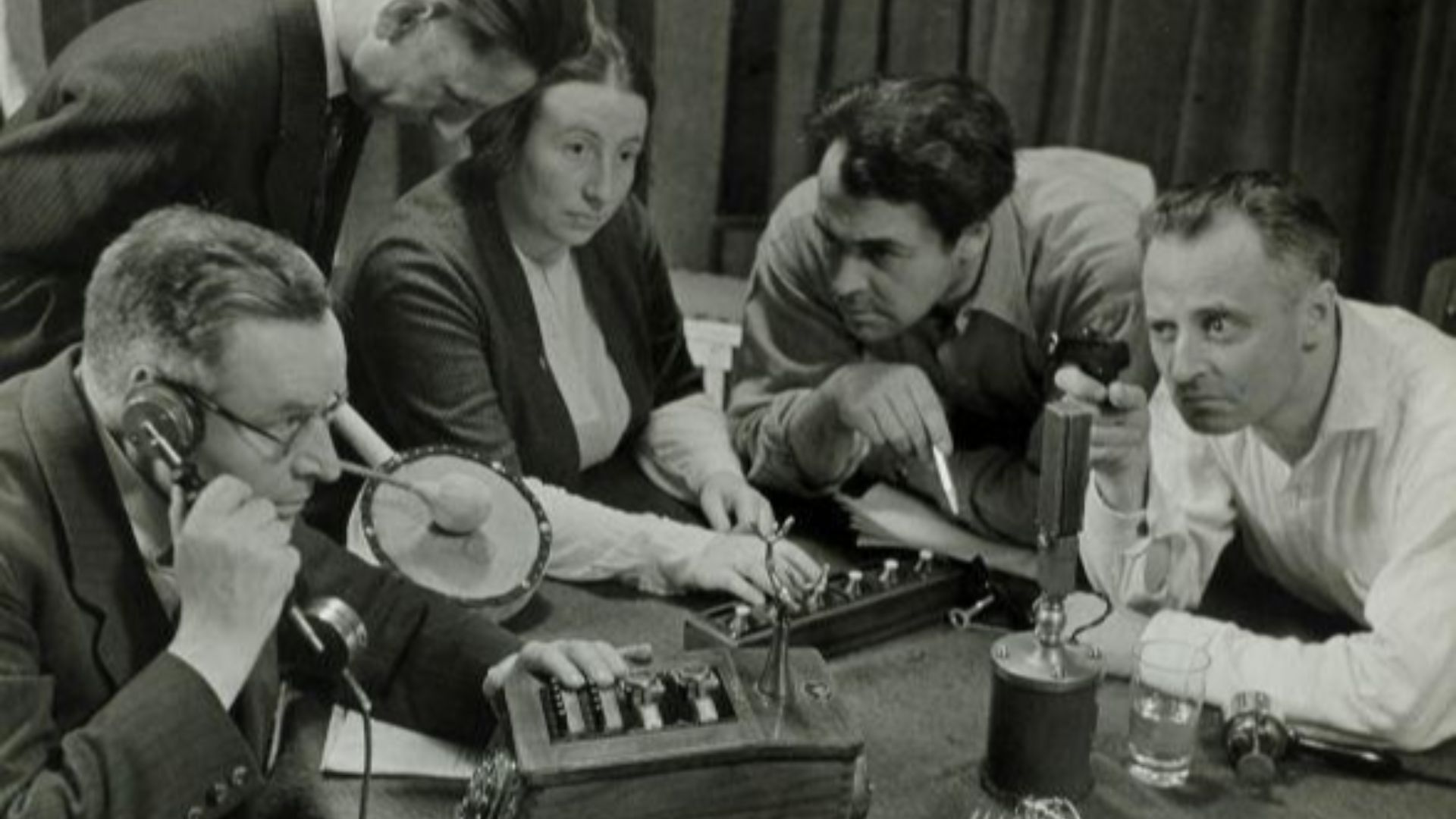 File:Opname van een hoorspel Recording a radio play.jpg
