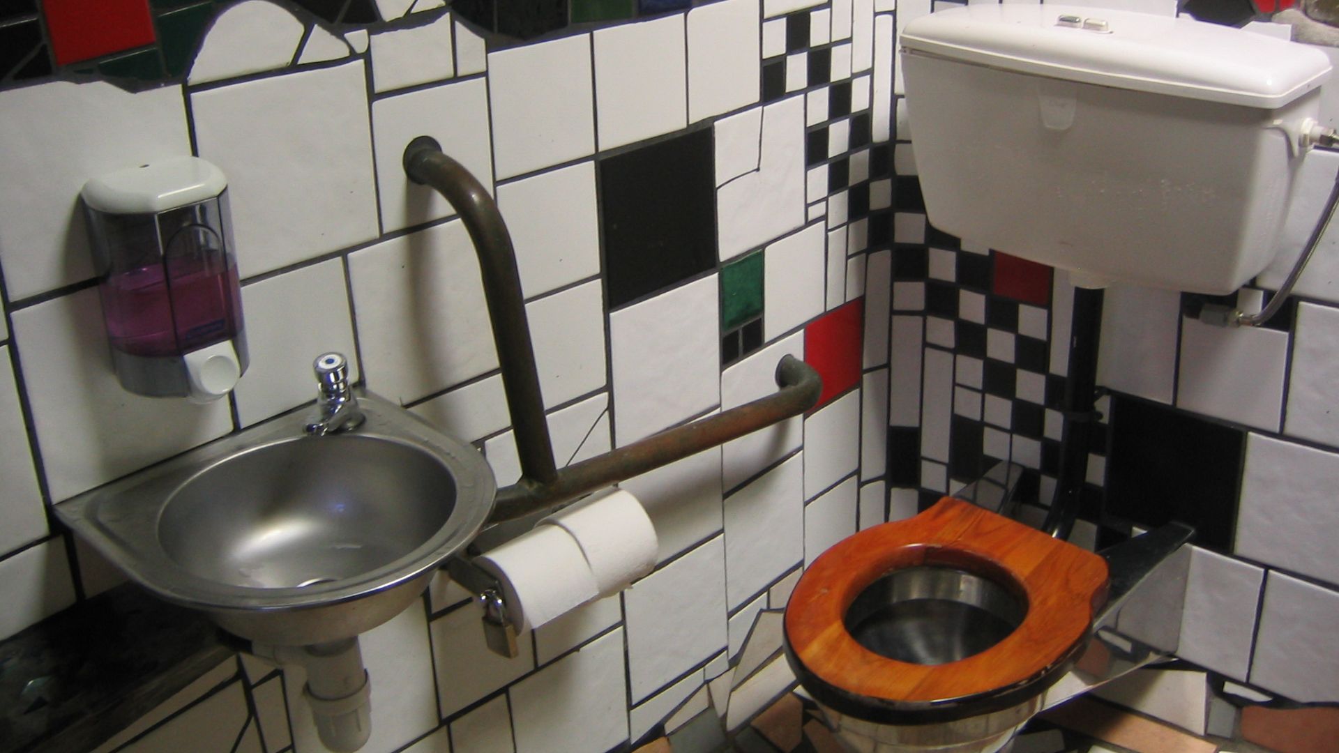 File:Hundertwasser toilet in Kawakawa.jpg