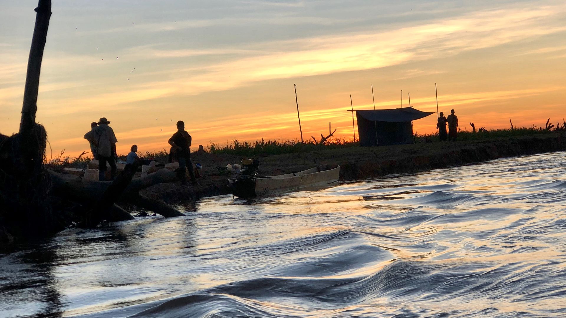 File:Indígenas Tsimanes pescando sobre el atardecer.jpg