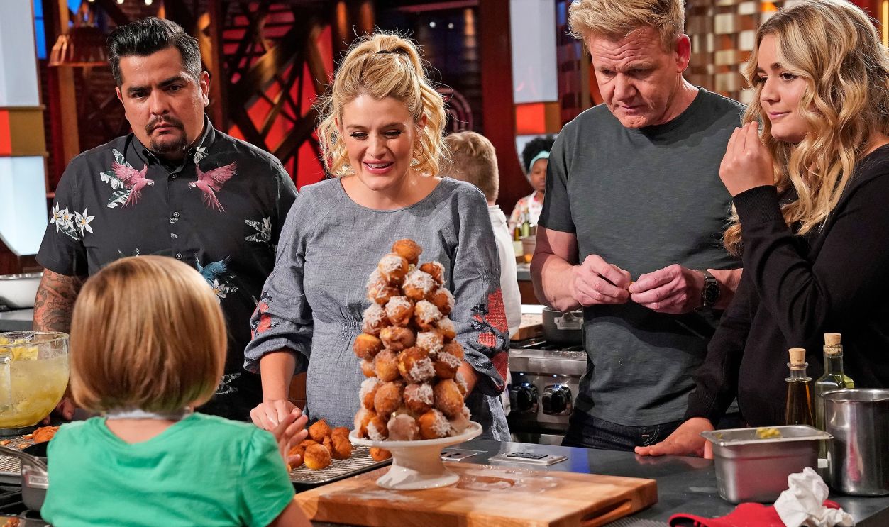 MASTERCHEF JUNIOR: L-R: Contestant Molly with Aarón Sánchez, Daphne Oz, Gordon Ramsay and Guest star Matilda Tilly Ramsay in the Junior Edition: Donut Holes & Hold Your Nose episode of MASTERCHEF JUNIOR airing Thursday, April 7 (9:01-10:00 PM ET/PT) on FOX. 