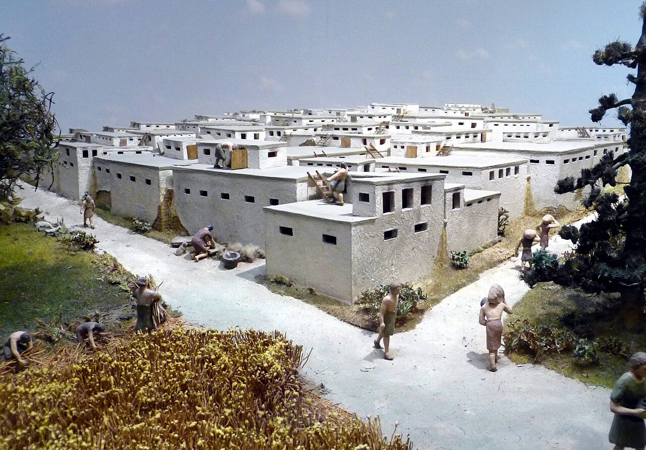 A model of Çatalhöyük, a commonly cited example of a proto-city