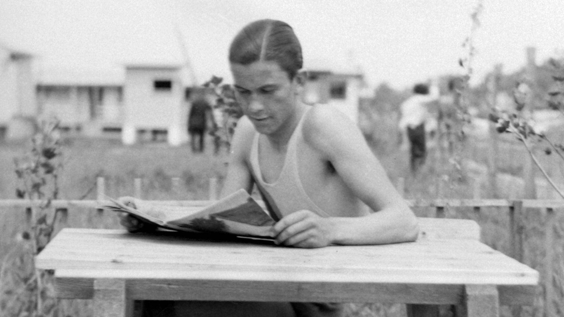 File:Garden furniture, portrait, man, newspaper, garden, reading, summer Fortepan 19565.jpg
