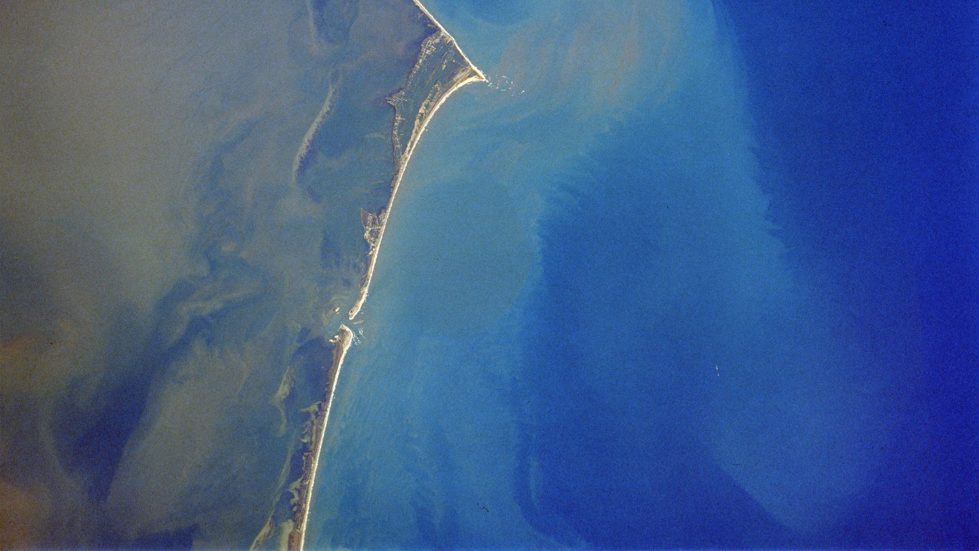 File:Cape hatteras 1989.jpg