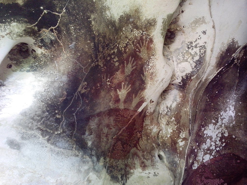 Hands paintings In Pettakere Cave