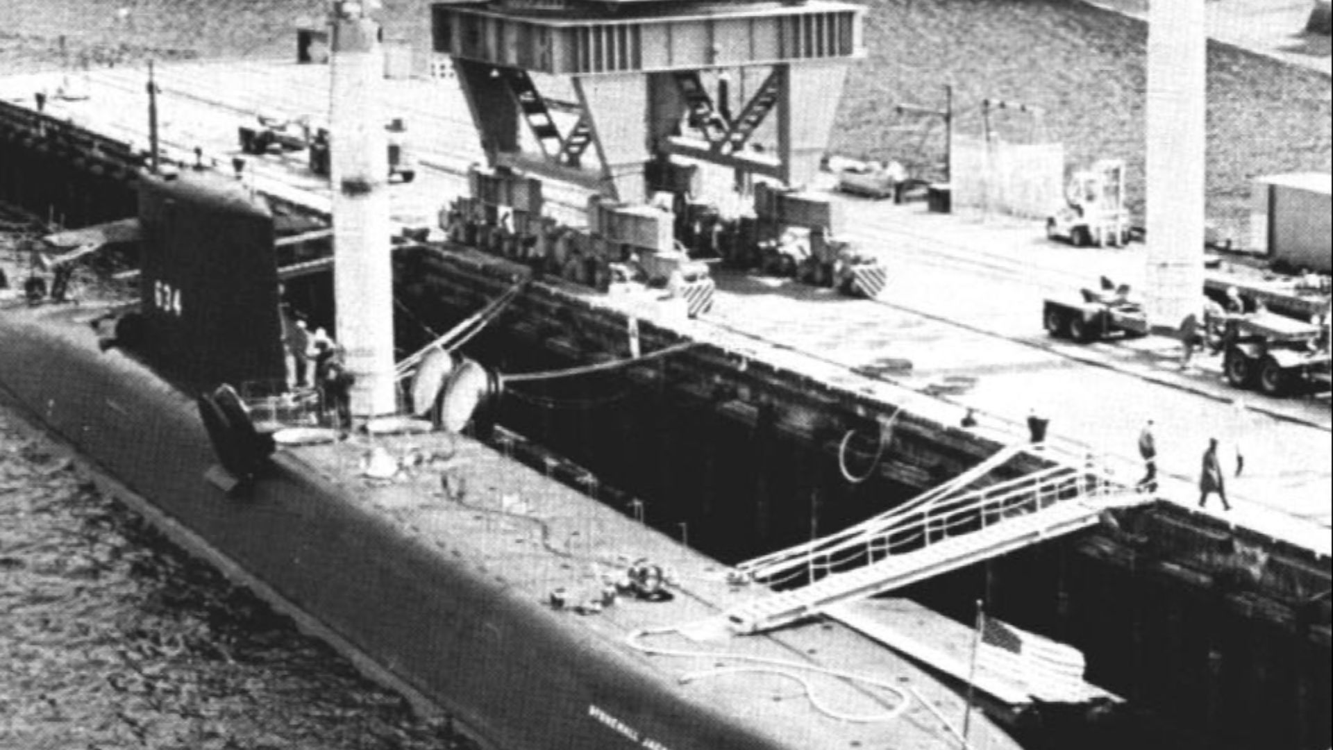 File:USS Stonewall Jackson (SSBN-634) receiving Polaris missiles at Bangor c1967.jpg