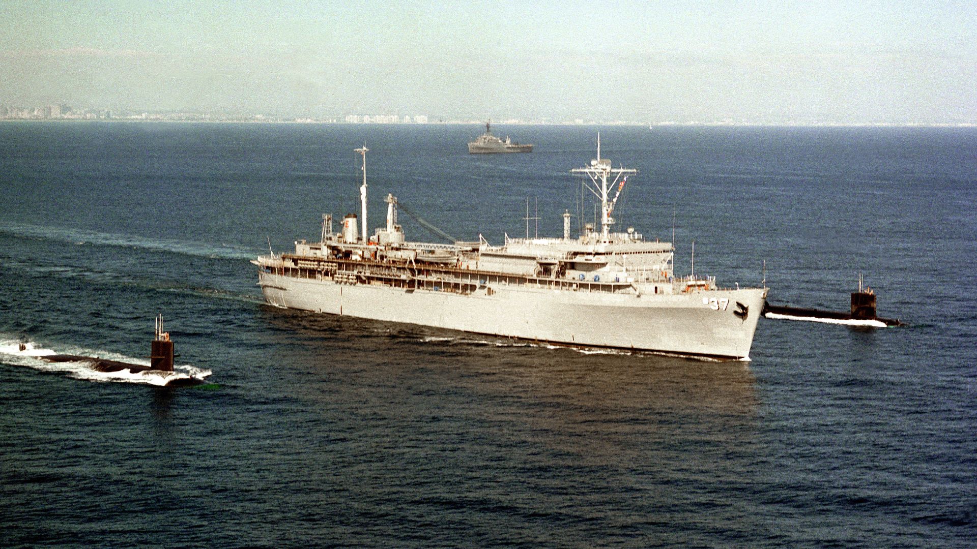 File:USS Dixon (AS-37) departs San Diego with USS Gurnard (SSN-662) and USS Guitarro (SSN-665) on 17 September 1990 (6464588).jpg